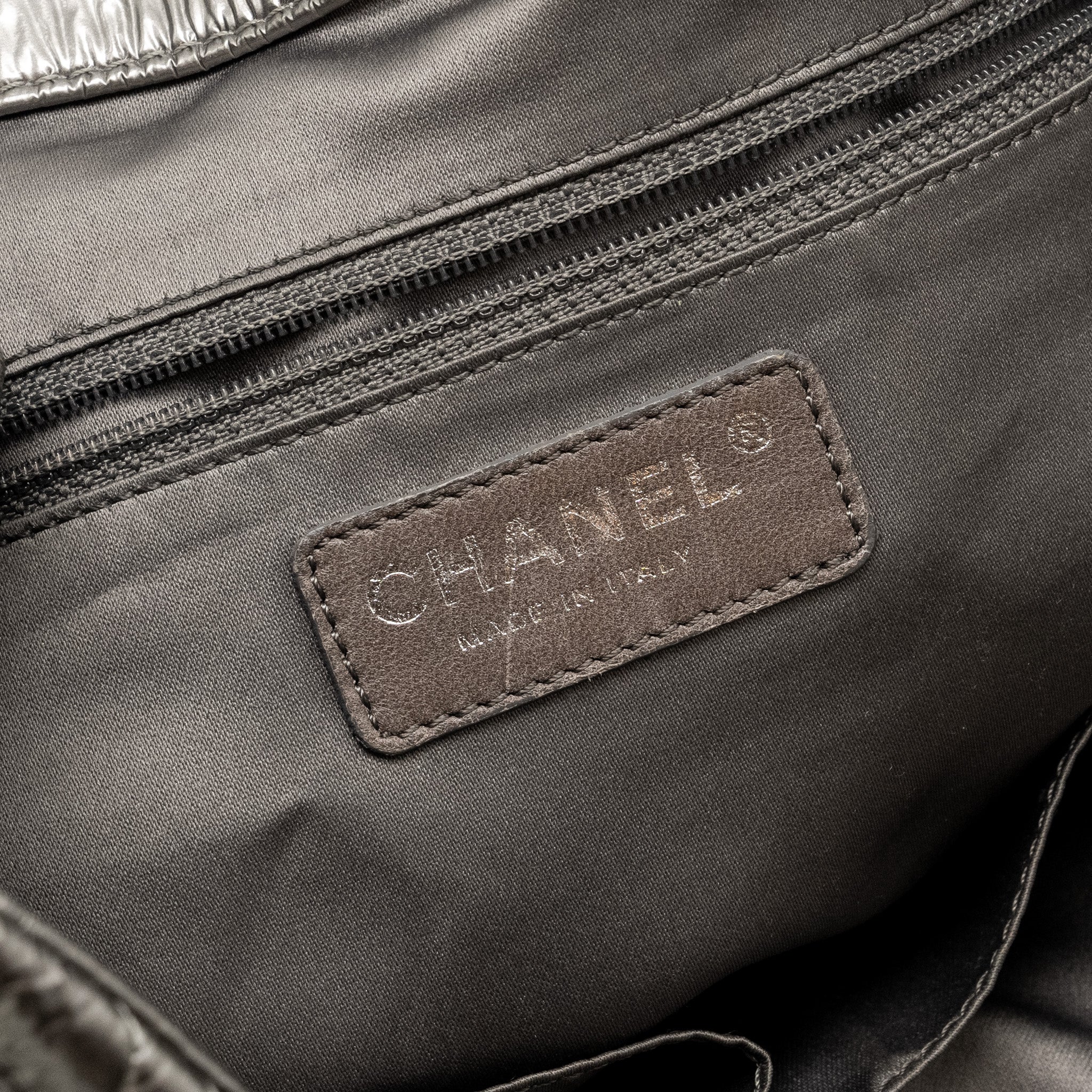 CHANEL VINYL GRAPHIC EDGE TOTE PATENT SILVER SHW
