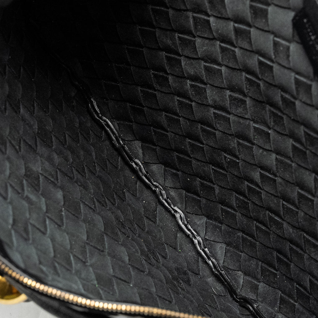 BOTTEGA VENETA MEDIUM TURN POUCH LAMBSKIN BLACK GHW