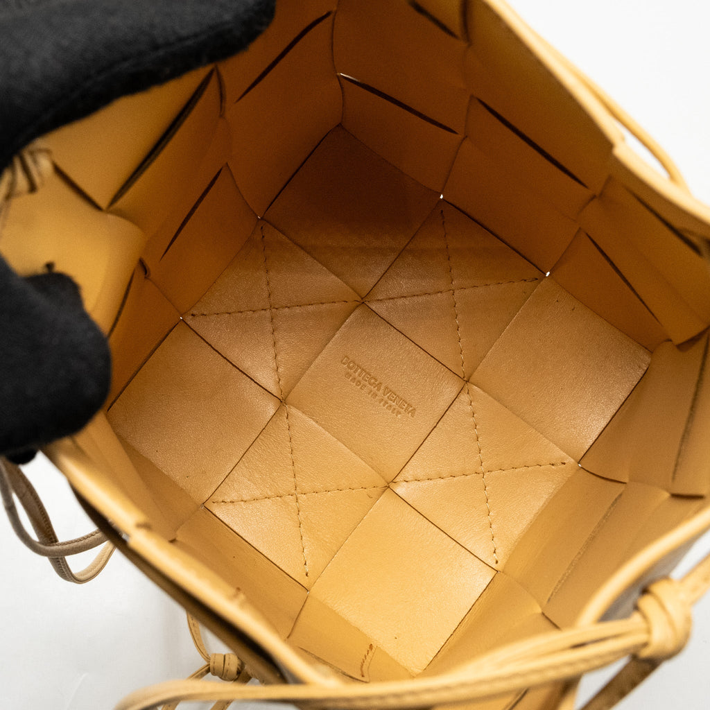 BOTTEGA VENETA SMALL CASSETTE CROSS-BODY BUCKET BAG LAMBSKIN PORRIDGE