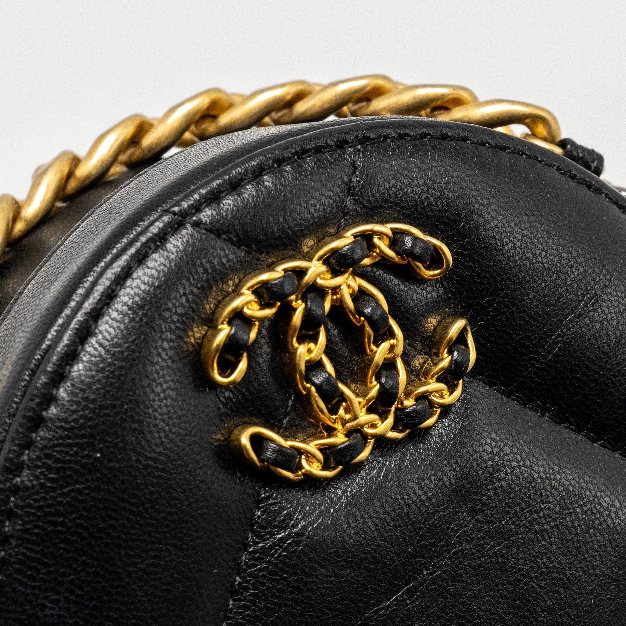 CHANEL 19 ROUND CLUTCH WITH CHAIN LAMBSKIN BLACK WITH MULTICOLOR HARDWARE