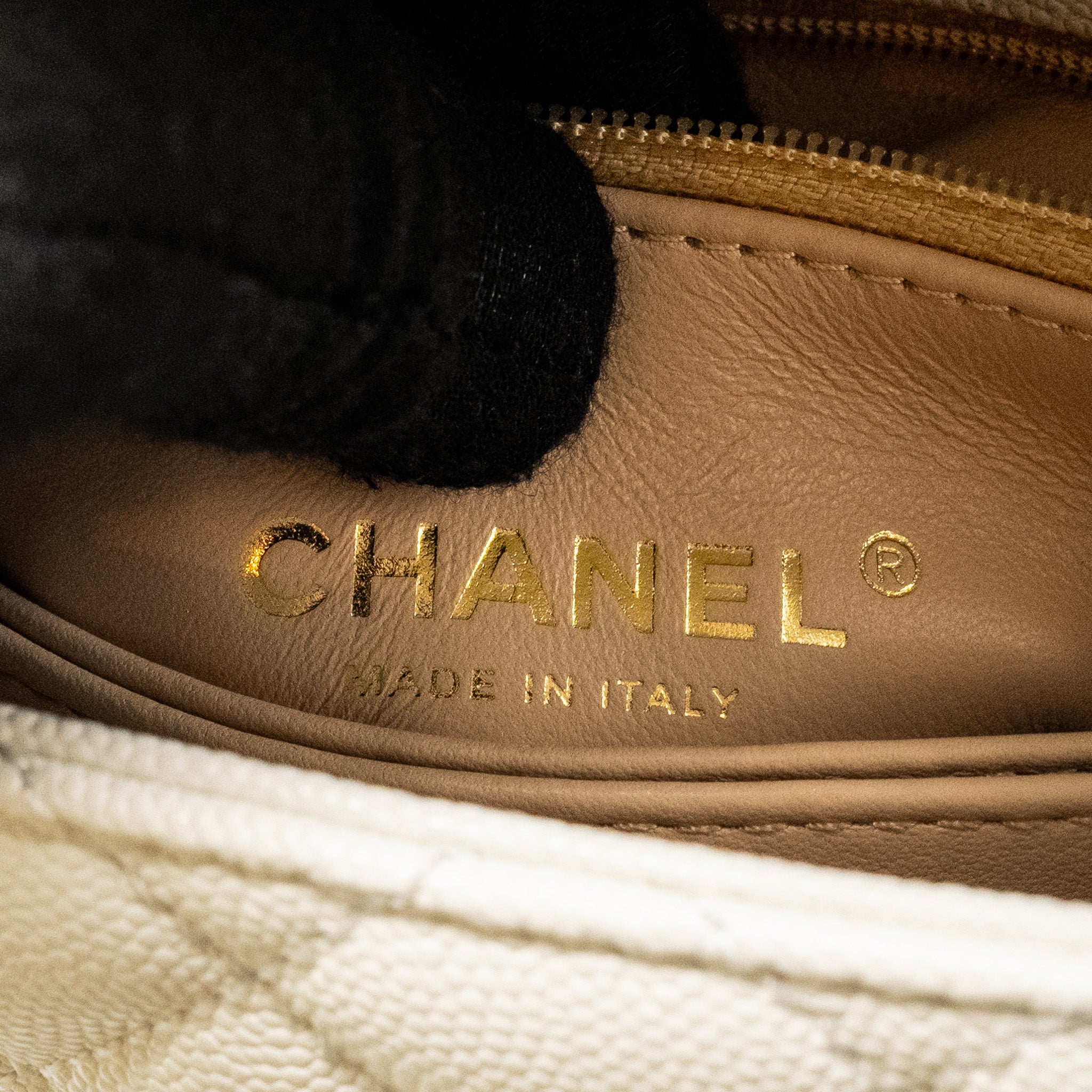 CHANEL MINI COCO HANDLE CAVIAR WHITE LGHW (MICROCHIP)