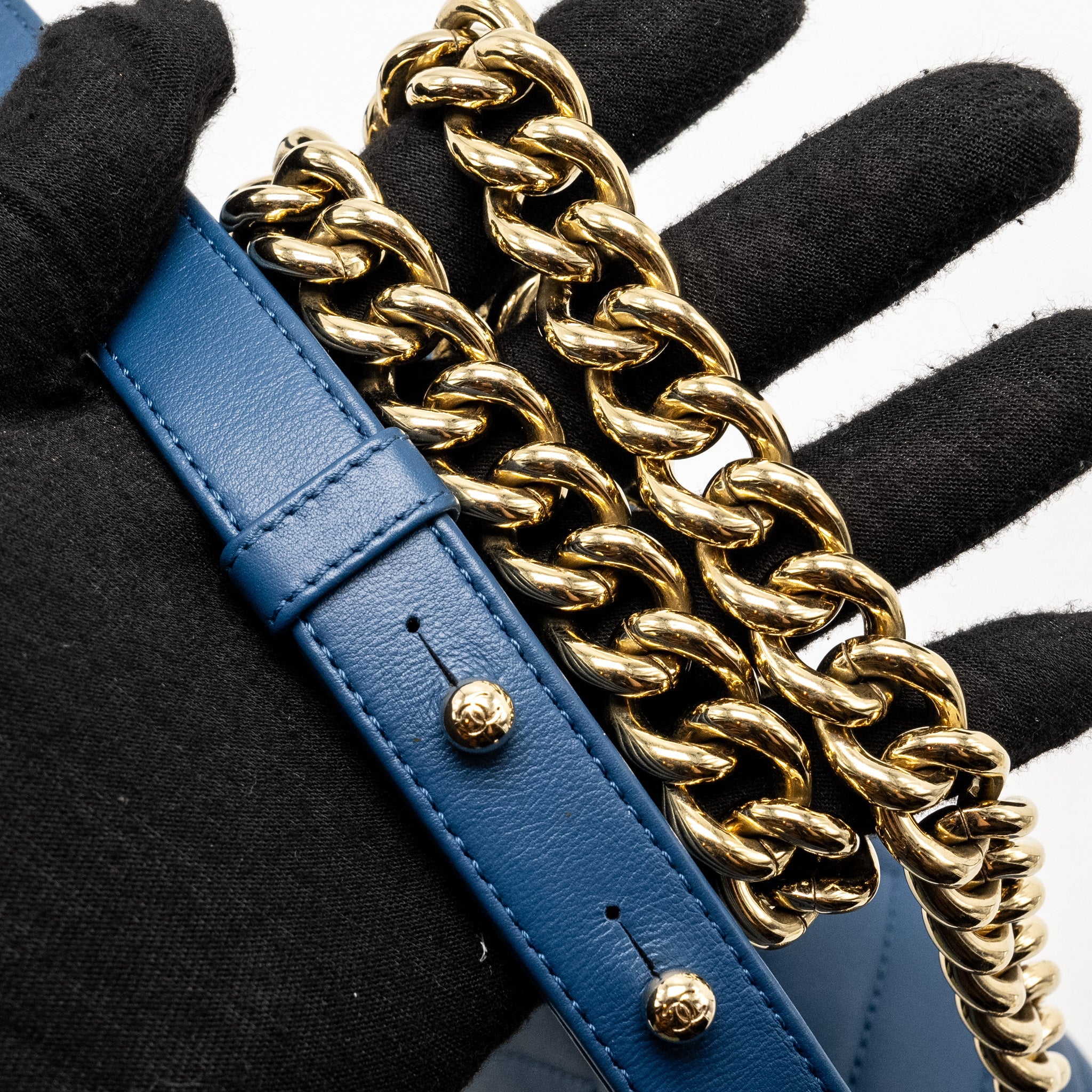CHANEL MEDIUM CHEVRON BOY BAG CALFSKIN BLUE GHW