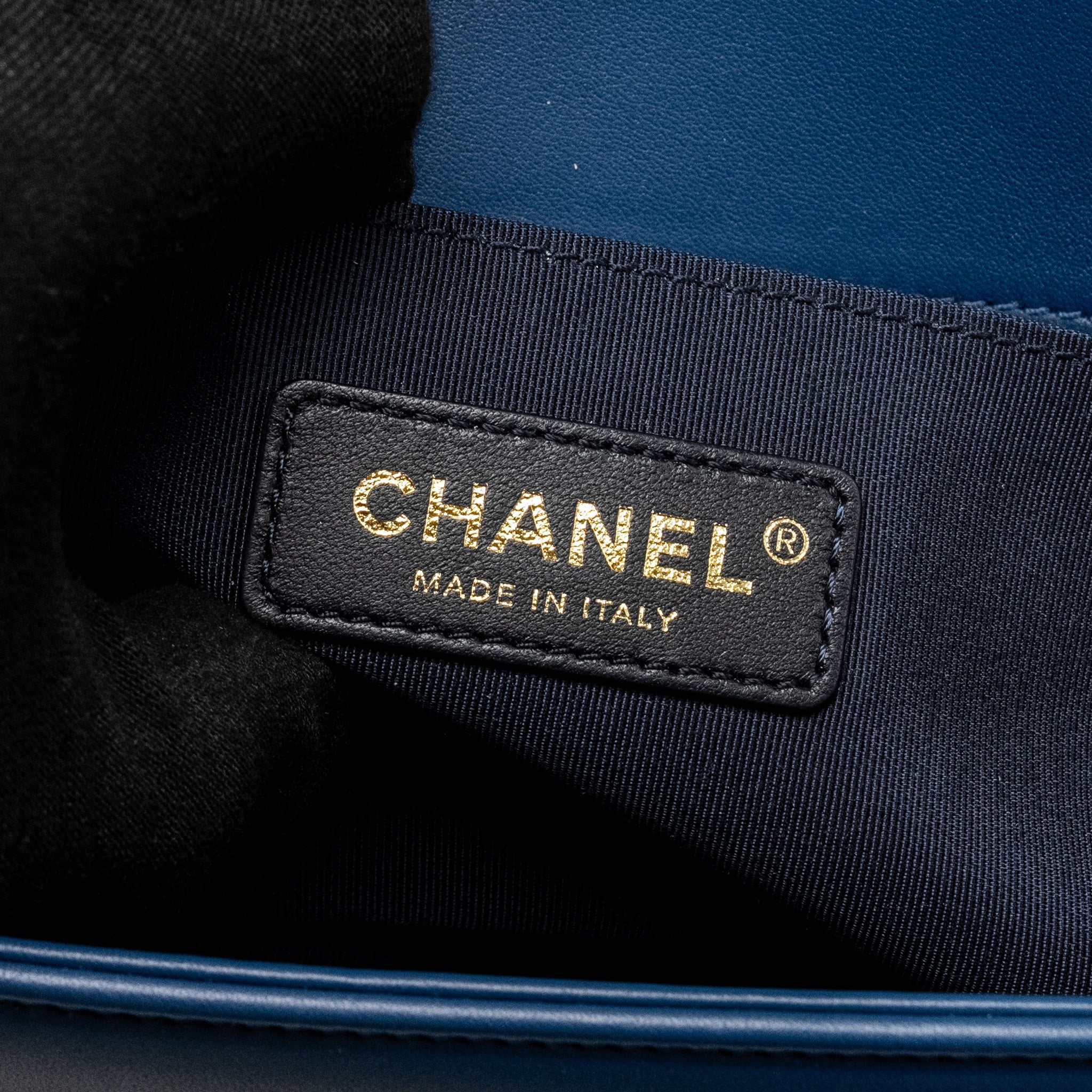 CHANEL MEDIUM CHEVRON BOY BAG CALFSKIN BLUE GHW