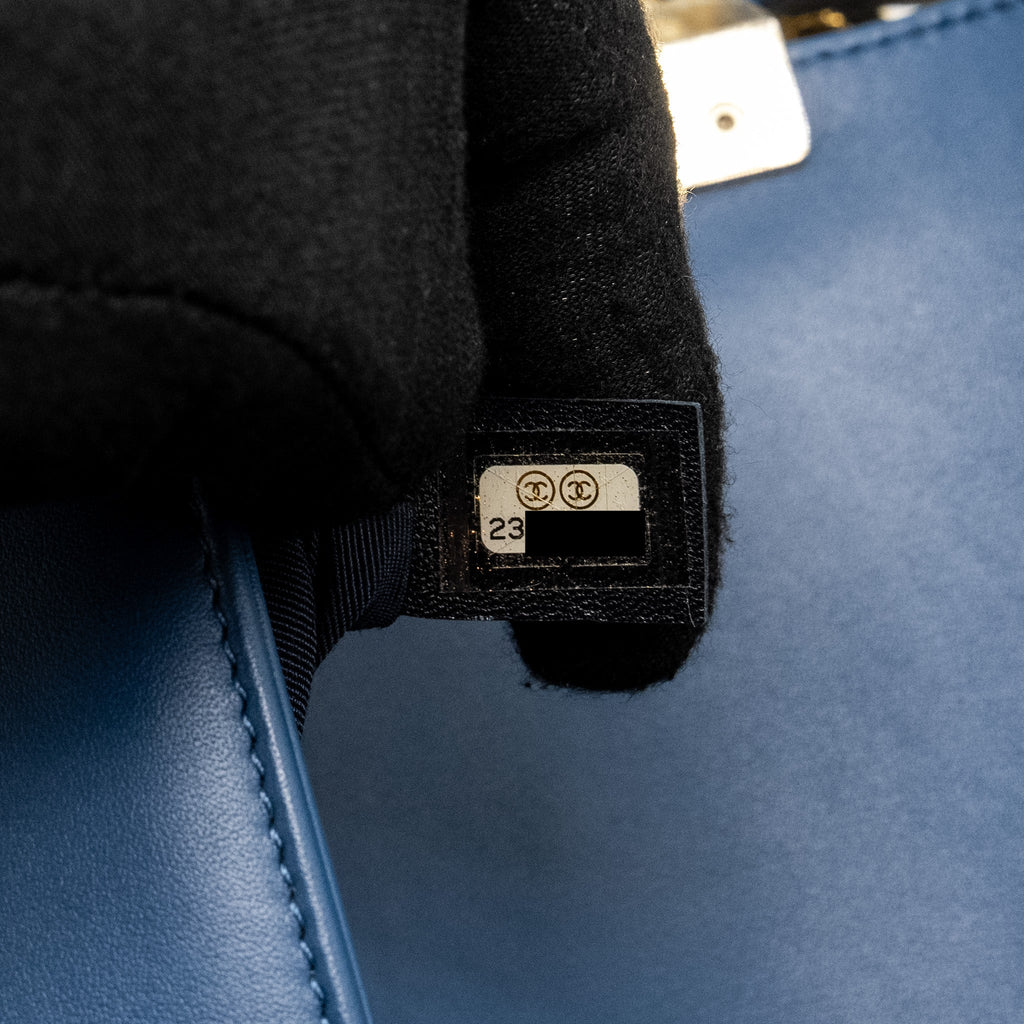CHANEL MEDIUM CHEVRON BOY BAG CALFSKIN BLUE GHW