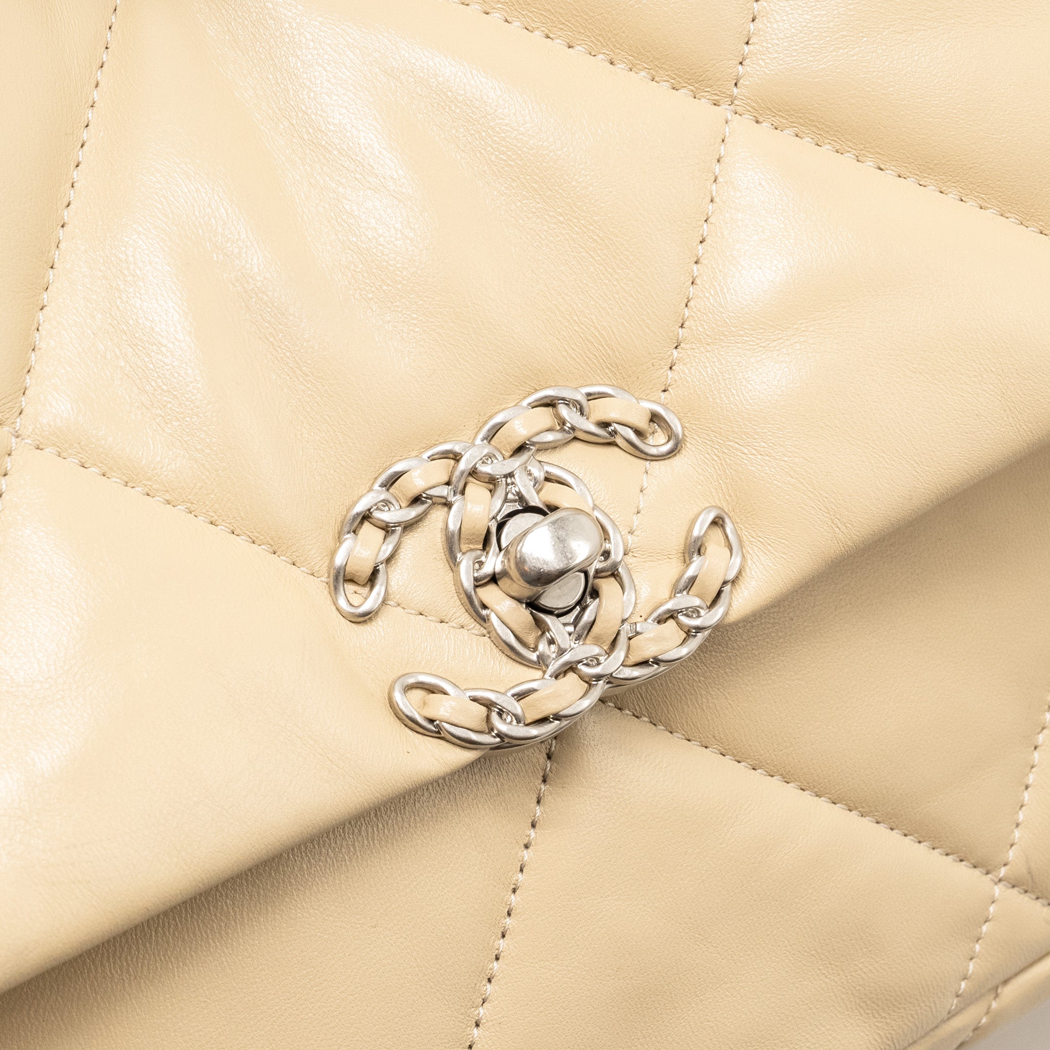 CHANEL LARGE 19 BAG LAMBSKIN LIGHT BEIGE MULTICOLOUR HARDWARE (MICROCHIP)