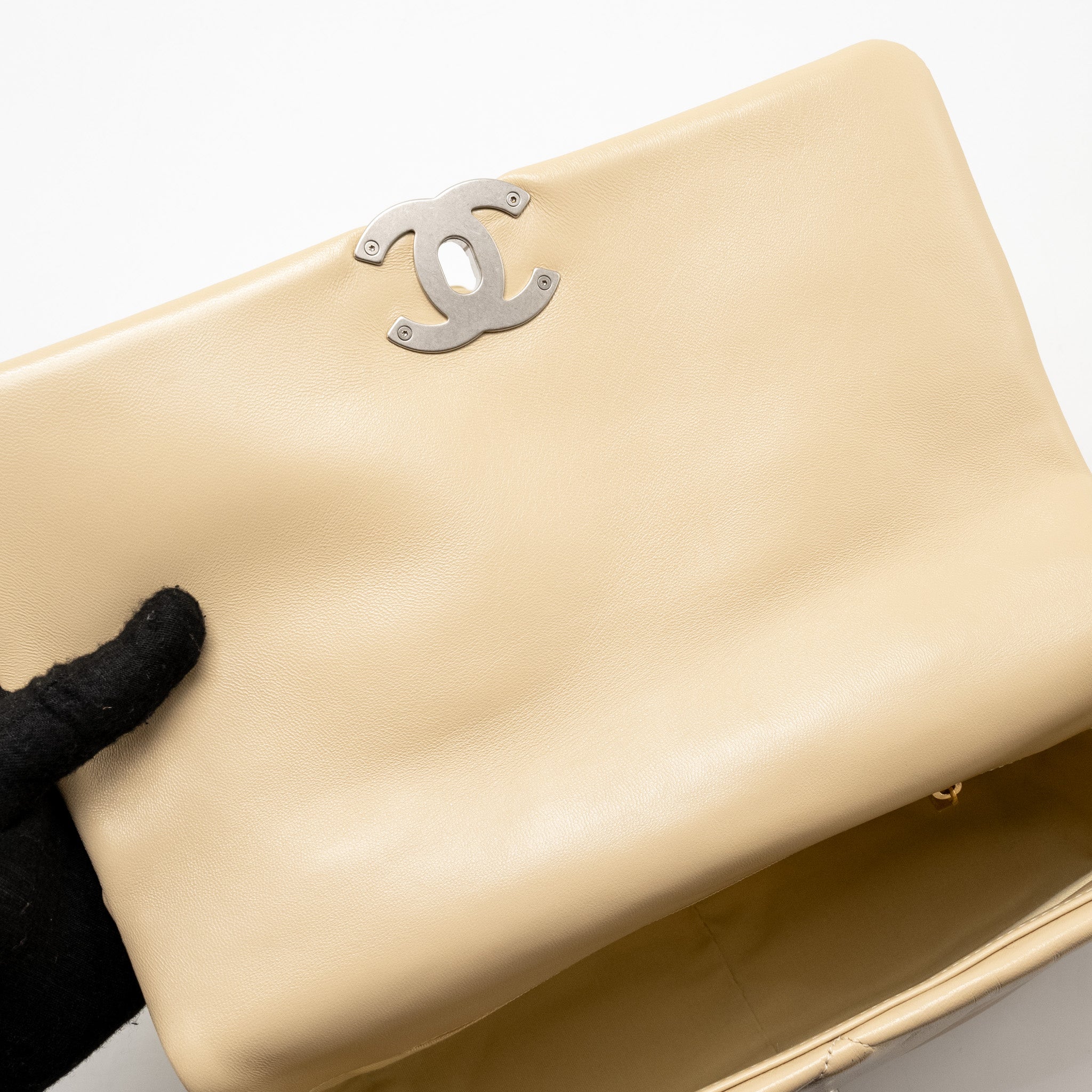 CHANEL LARGE 19 BAG LAMBSKIN LIGHT BEIGE MULTICOLOUR HARDWARE (MICROCHIP)
