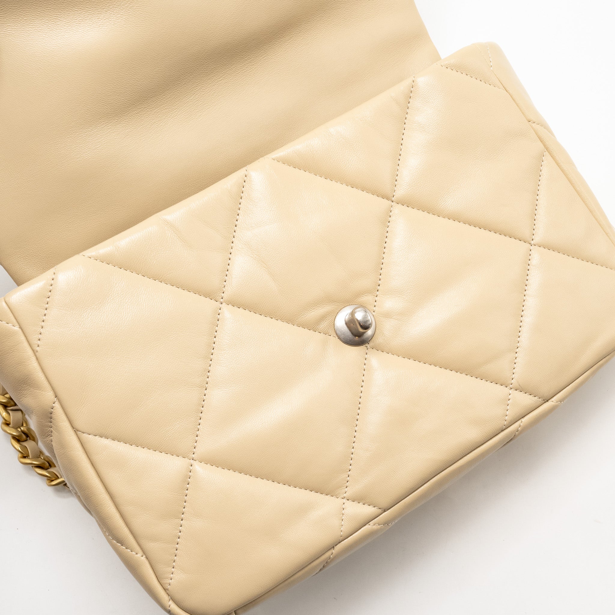 CHANEL LARGE 19 BAG LAMBSKIN LIGHT BEIGE MULTICOLOUR HARDWARE (MICROCHIP)