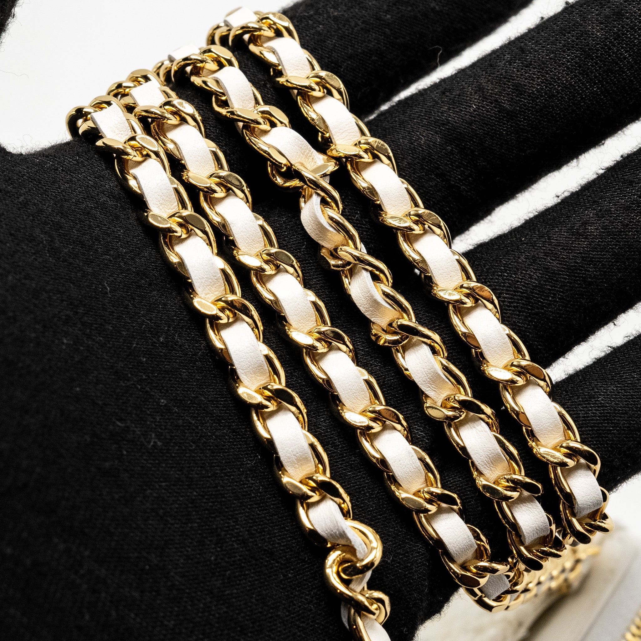 CHANEL MINI BOW CARD HOLDER WITH CHAIN TWEED WHITE LGHW (MICROCHIP)