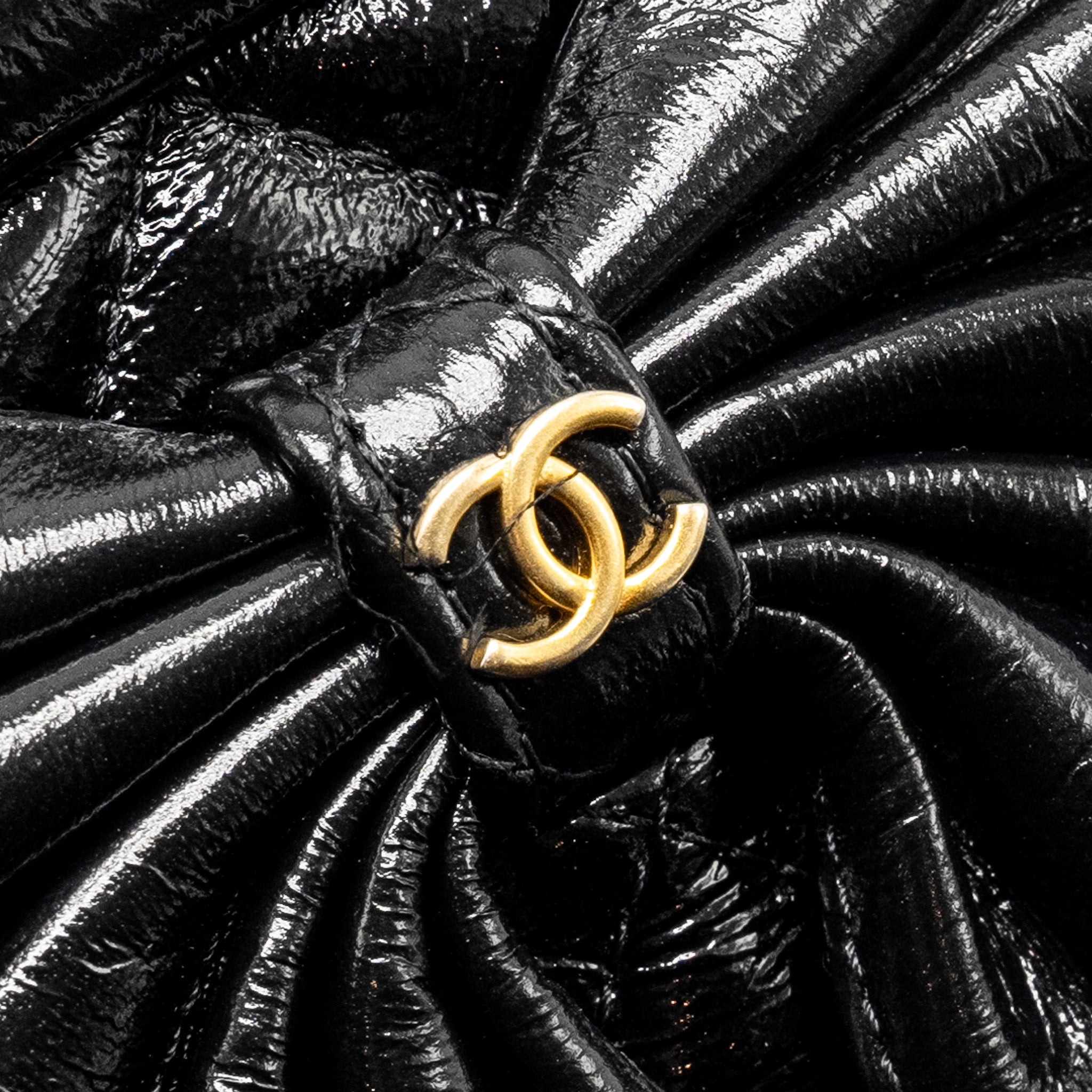 CHANEL 24A BOWKNOT CLUTCH WITH CHAIN PATENT CRUMPLED LAMBSKIN/SHINY LAMBSKIN BLACK GHW (MICROCHIP)