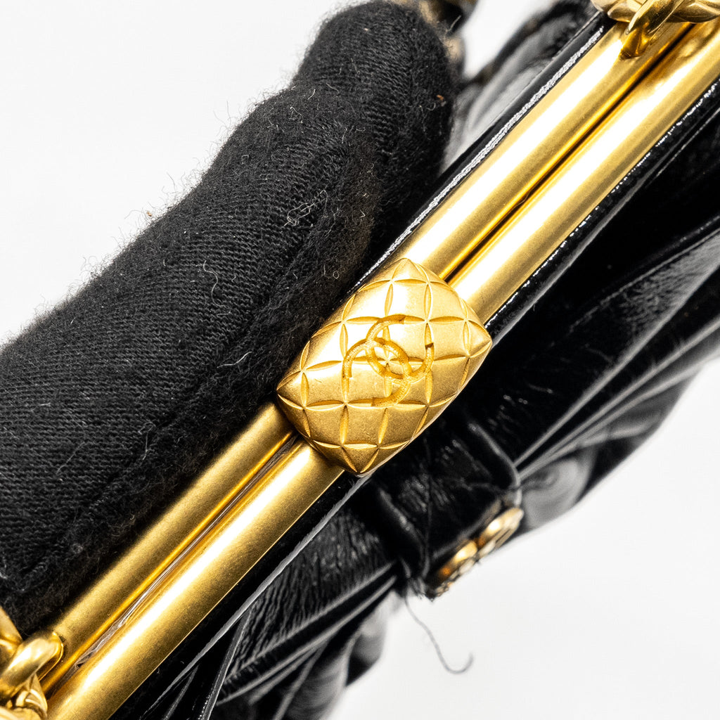 CHANEL 24A BOWKNOT CLUTCH WITH CHAIN PATENT CRUMPLED LAMBSKIN/SHINY LAMBSKIN BLACK GHW (MICROCHIP)