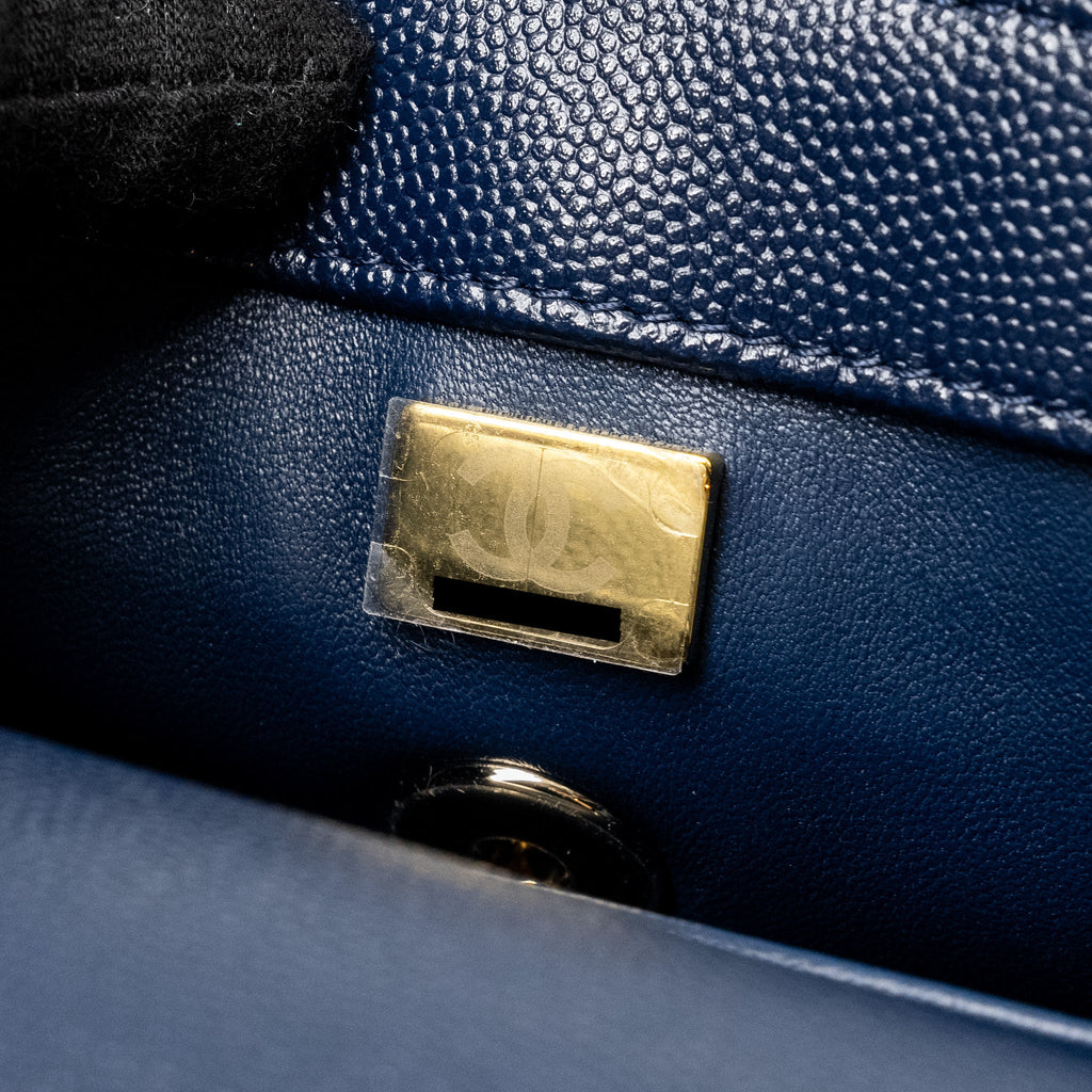CHANEL SMALL COCO WITH LIZARD EMBOSSED HANDLE CAVIAR NAVY LGHW (MICROCHIP)