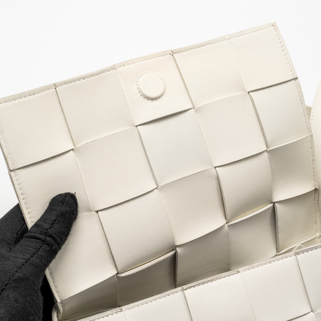 BOTTEGA VENETA SMALL CASSETTE BAG LAMBSKIN WHITE SHW