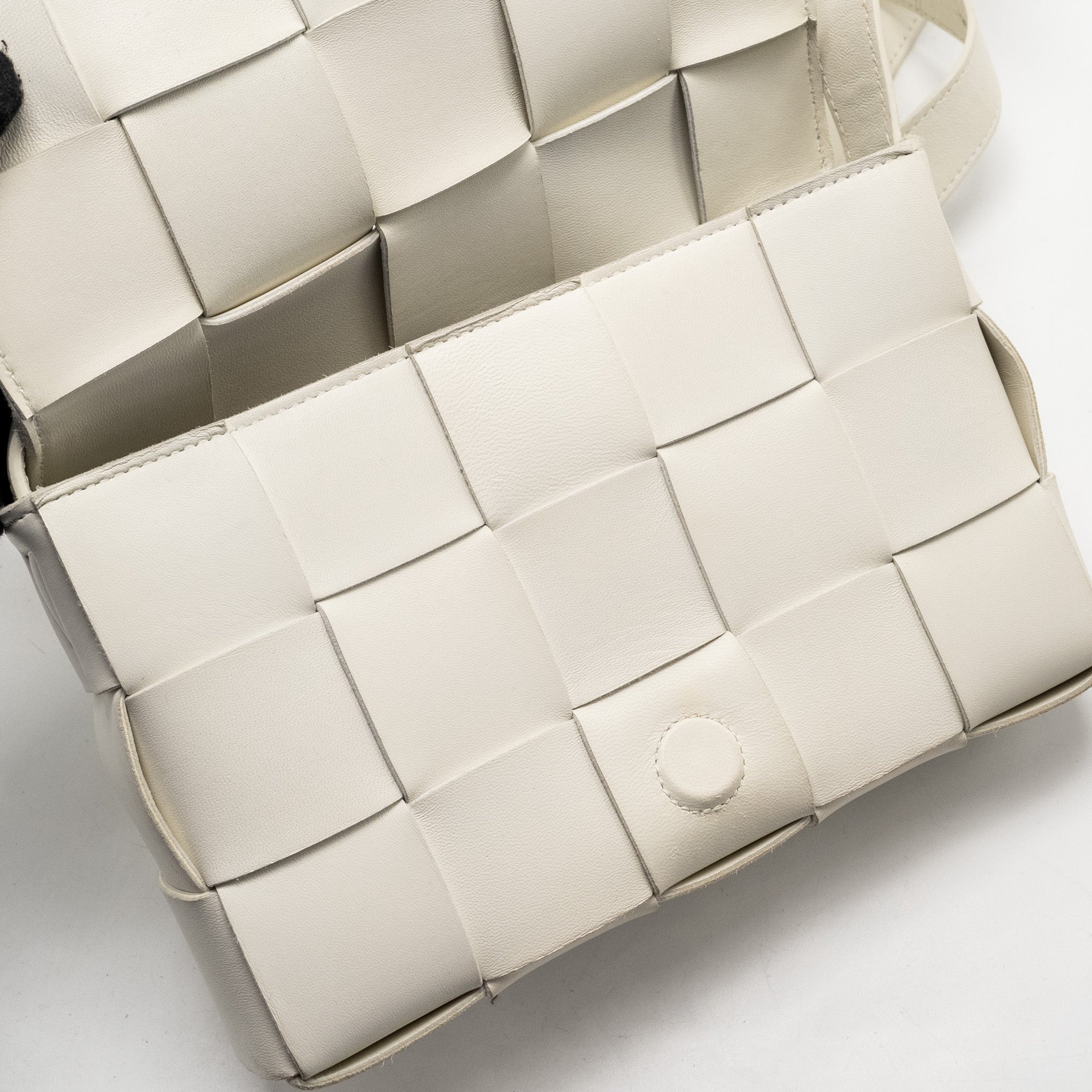 BOTTEGA VENETA SMALL CASSETTE BAG LAMBSKIN WHITE SHW