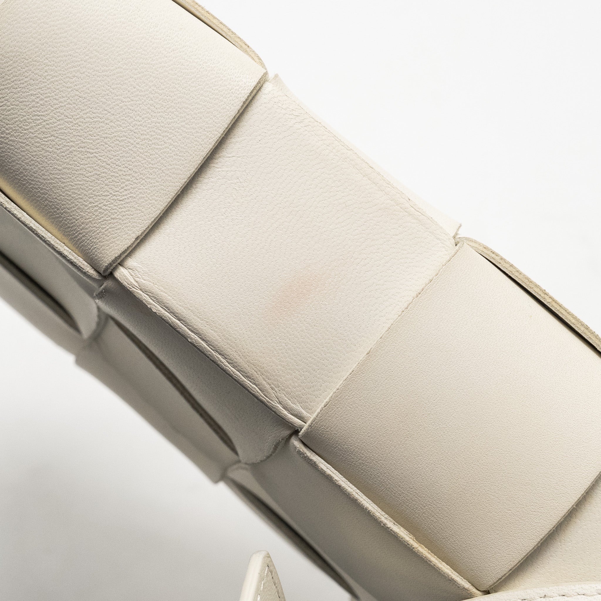 BOTTEGA VENETA SMALL CASSETTE BAG LAMBSKIN WHITE SHW