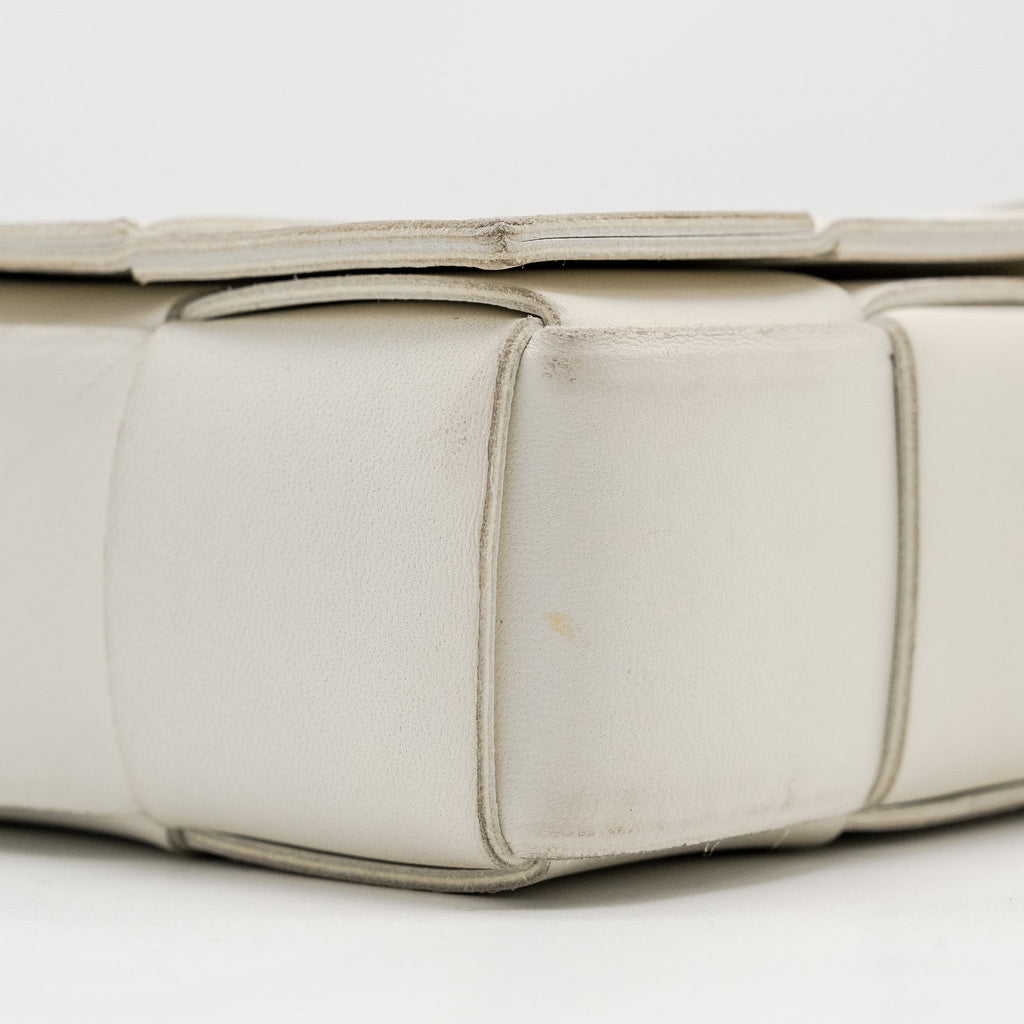 BOTTEGA VENETA SMALL CASSETTE BAG LAMBSKIN WHITE SHW