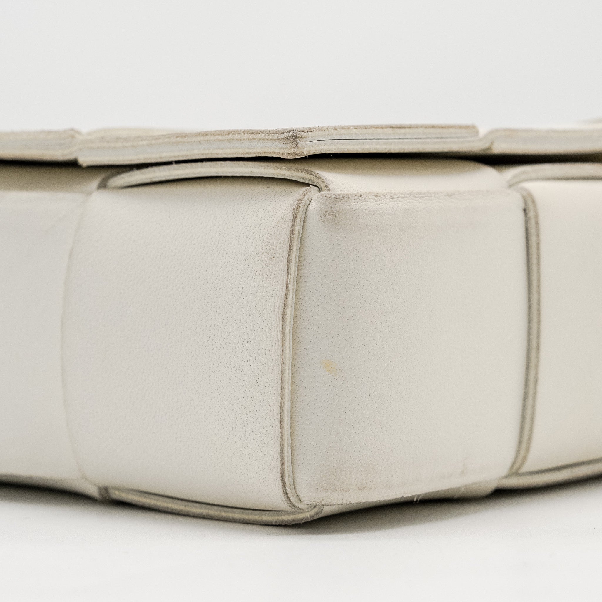 BOTTEGA VENETA SMALL CASSETTE BAG LAMBSKIN WHITE SHW