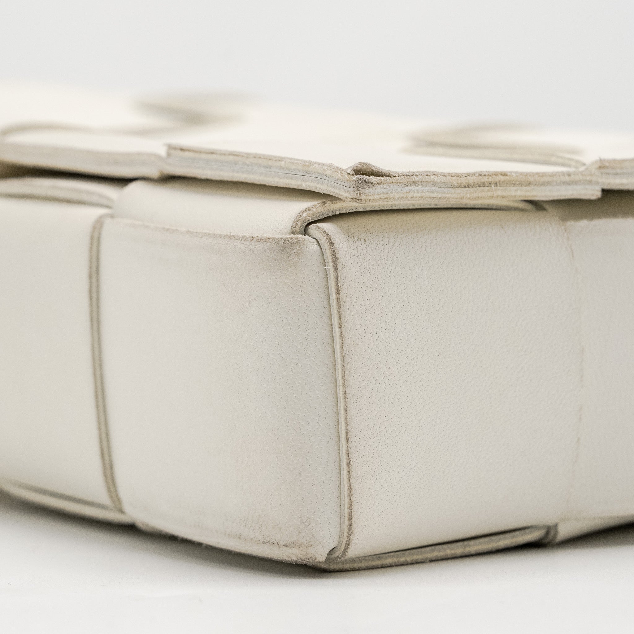 BOTTEGA VENETA SMALL CASSETTE BAG LAMBSKIN WHITE SHW