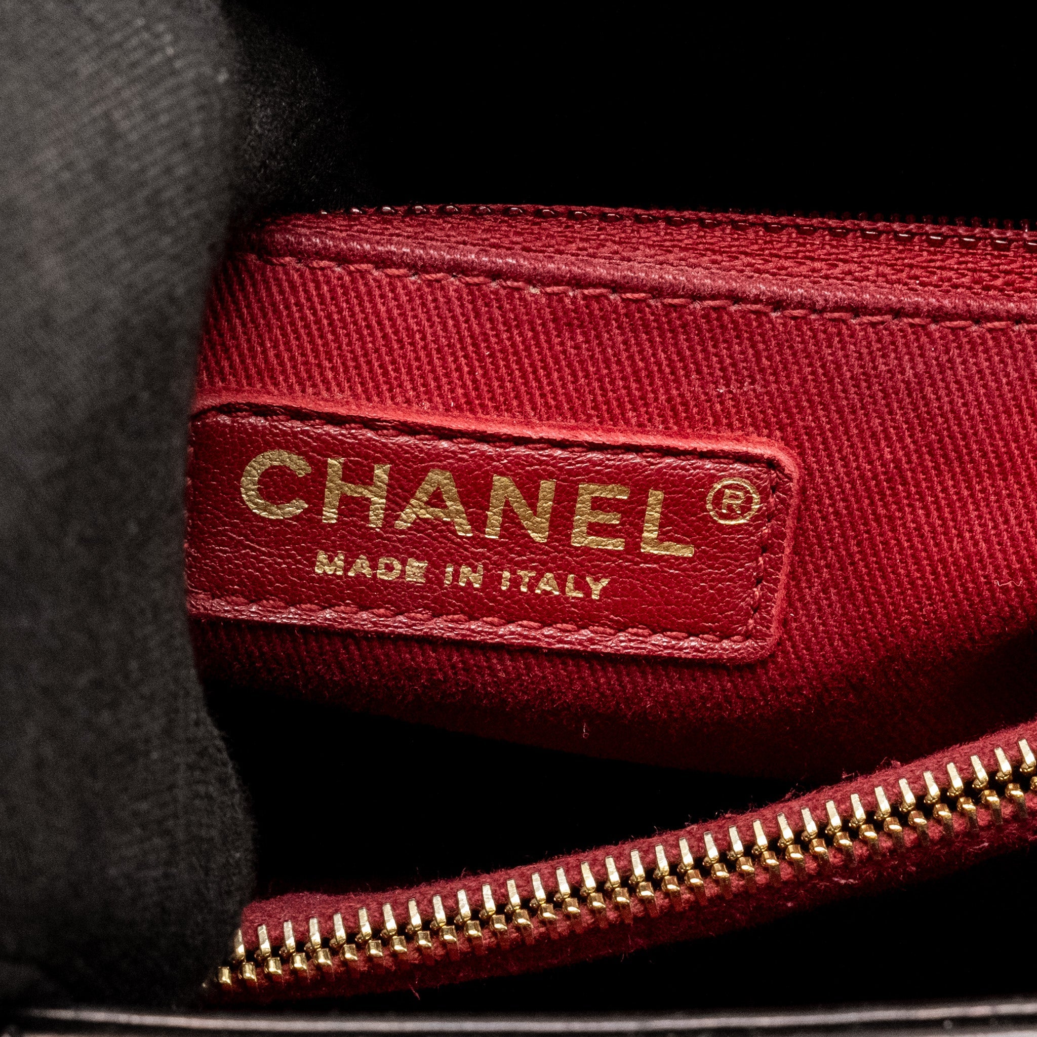 CHANEL MEDIUM COCO HANDLE CHEVRON CALFSKIN BLACK GHW