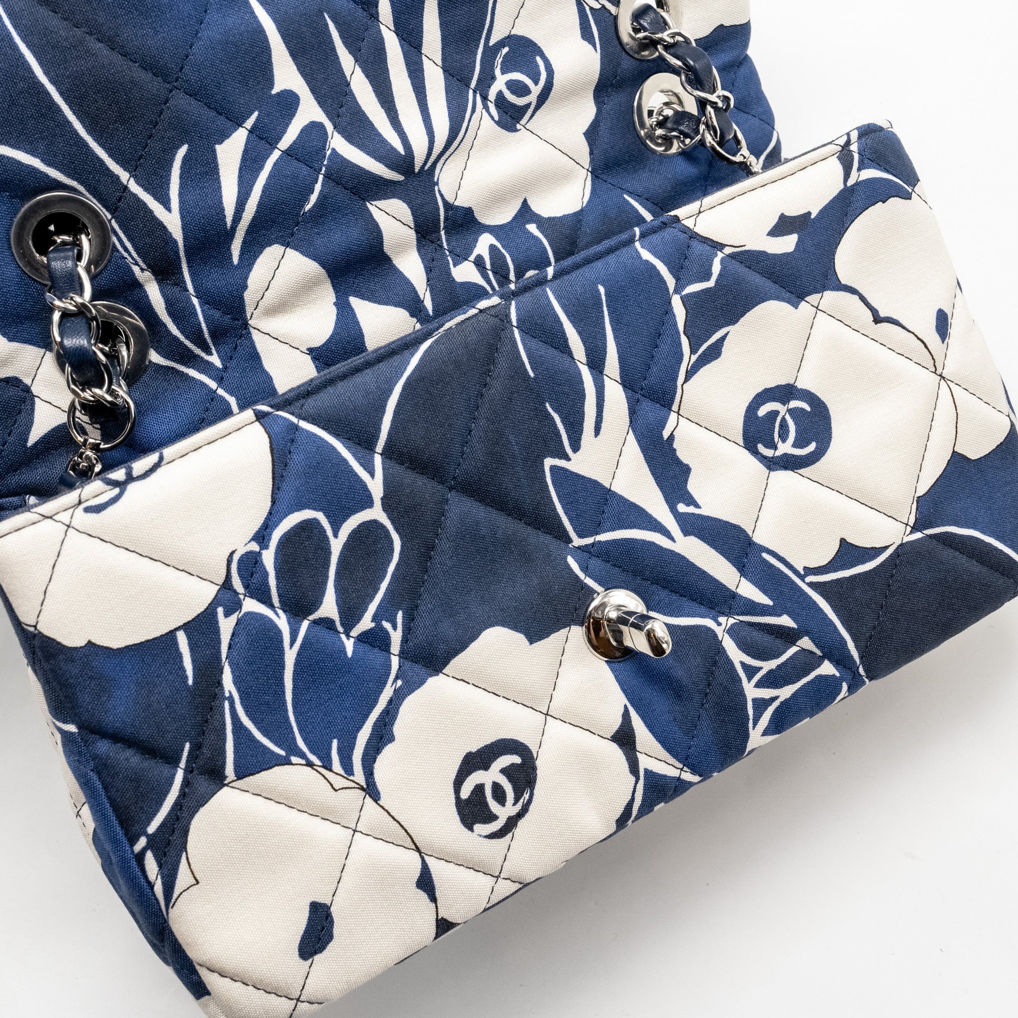CHANEL MEDIUM LIMITED EDITION FLORA PRINTED CLASSIC FLAP BAG SILK BLUE/WHITE SHW (MICROCHIP)