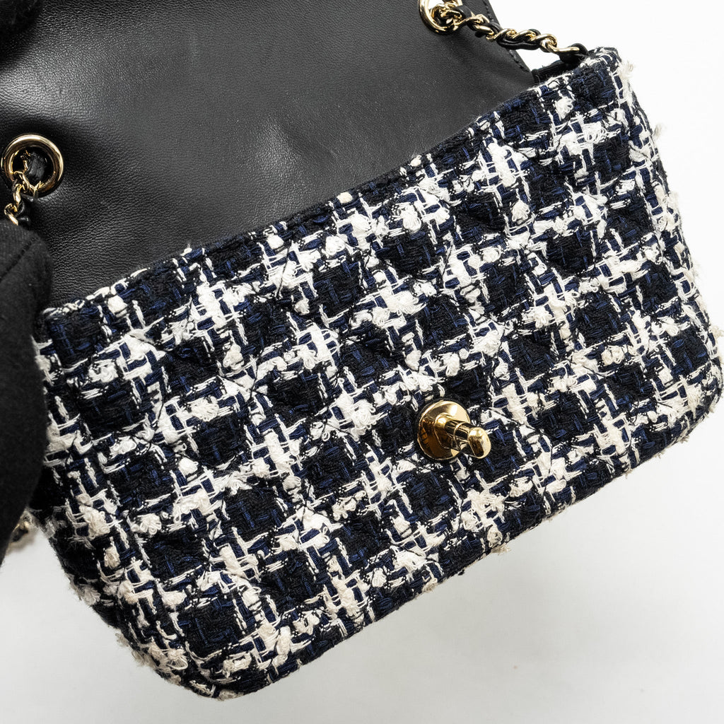 CHANEL MINI FLAP BAG WITH DETAILED CHAIN TWEED BLACK/WHITE LGHW (MICROCHIP)