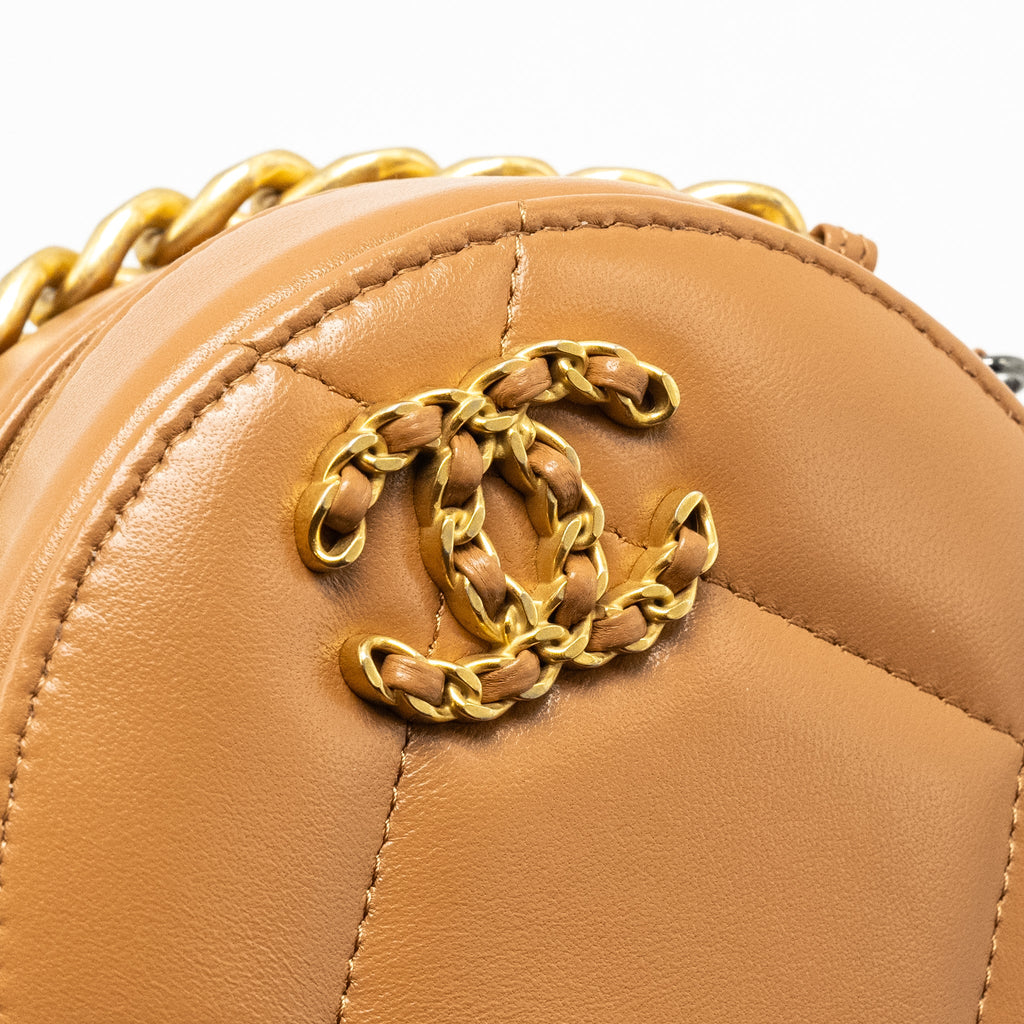 CHANEL 19 ROUND CLUTCH WITH CHAIN LAMBSKIN CARAMEL MULTICOLOUR HARDWARE (MICROCHIP)