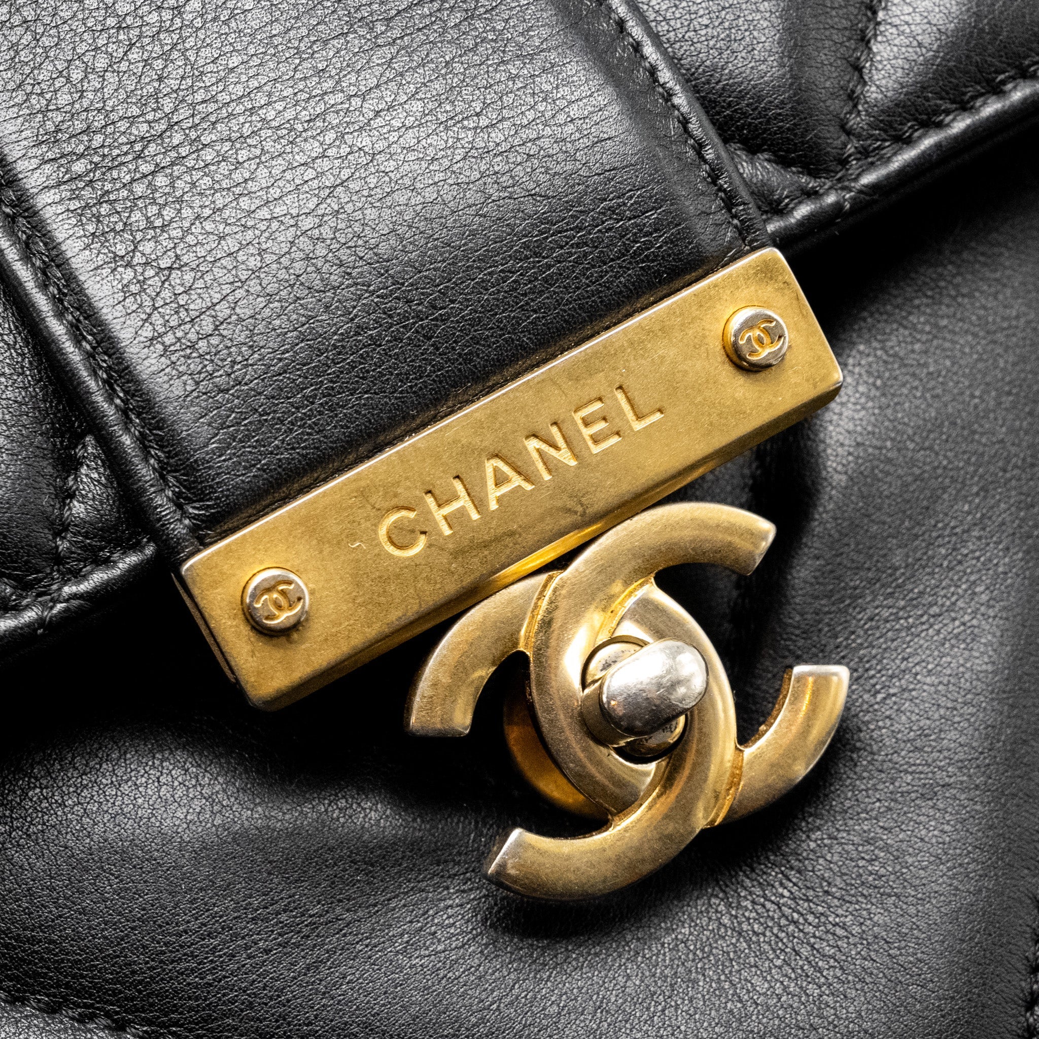 CHANEL 19B IN THE CITY TOP HANDLE FLAP BAG QUILTED CHEVRON CALFSKIN BLACK GHW