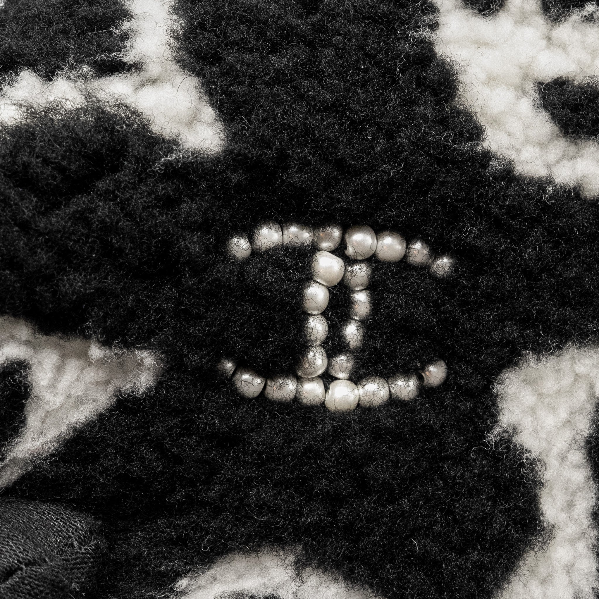 CHANEL 22A FLUFFY CAMELLIA FLAP BAG EMBROIDERED SHEARLING LAMBSKIN BLACK / WHITE SHW (MICROCHIP)