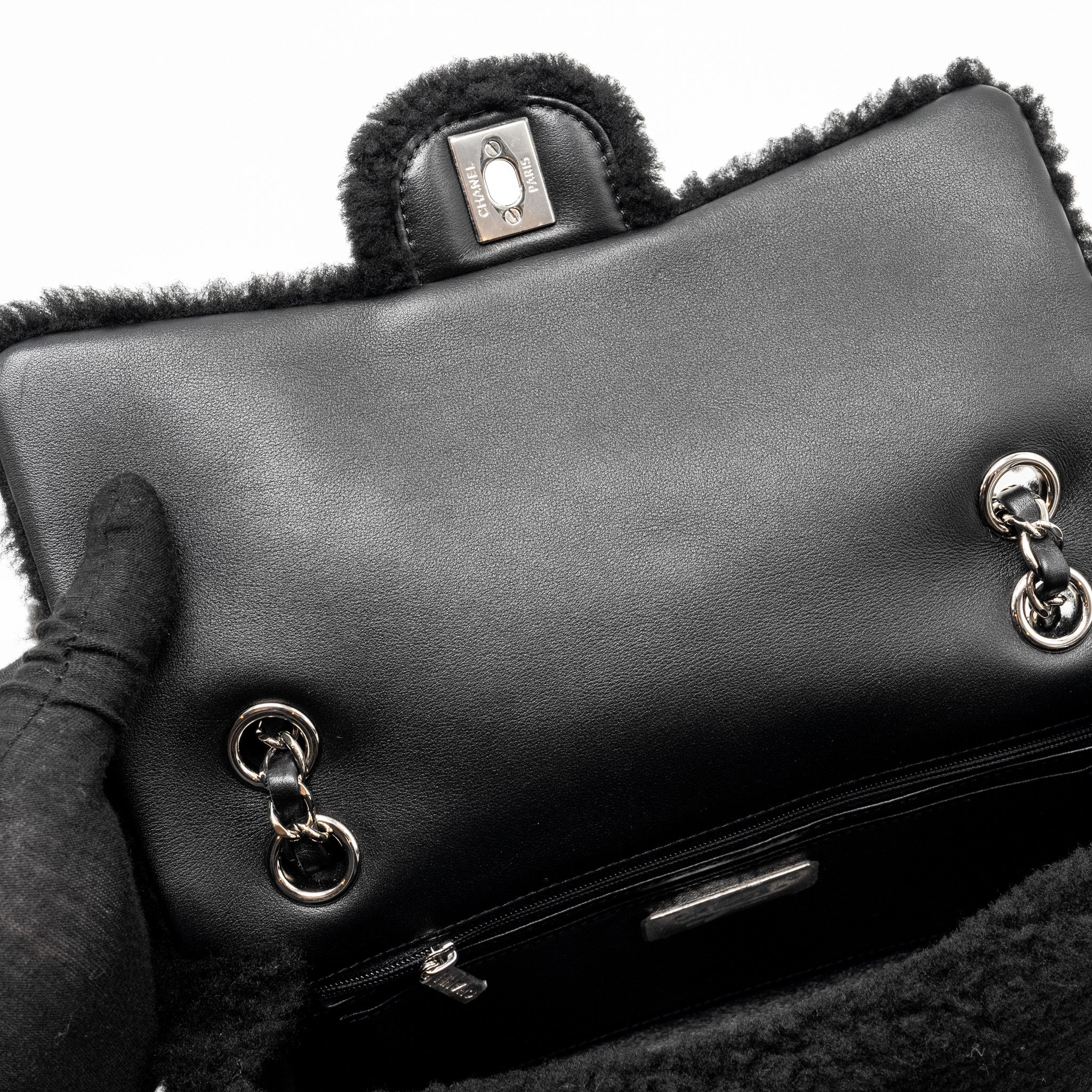 CHANEL 22A FLUFFY CAMELLIA FLAP BAG EMBROIDERED SHEARLING LAMBSKIN BLACK / WHITE SHW (MICROCHIP)
