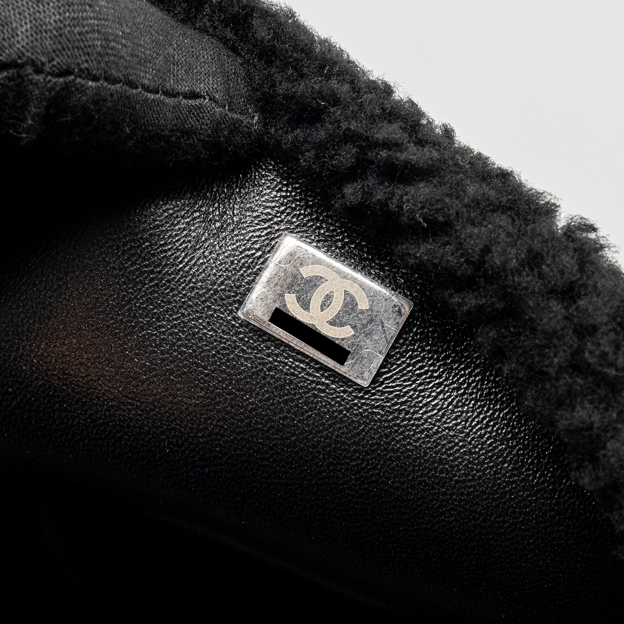 CHANEL 22A FLUFFY CAMELLIA FLAP BAG EMBROIDERED SHEARLING LAMBSKIN BLACK / WHITE SHW (MICROCHIP)