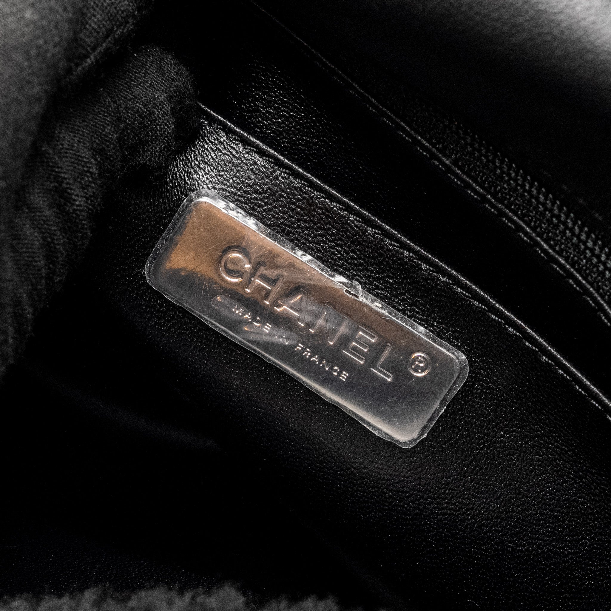 CHANEL 22A FLUFFY CAMELLIA FLAP BAG EMBROIDERED SHEARLING LAMBSKIN BLACK / WHITE SHW (MICROCHIP)