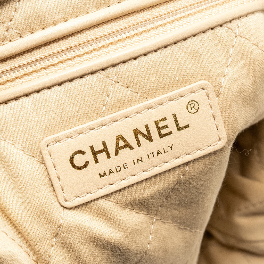 CHANEL MEDIUM 22BAG CALFSKIN WHITE GHW (MICROCHIP)