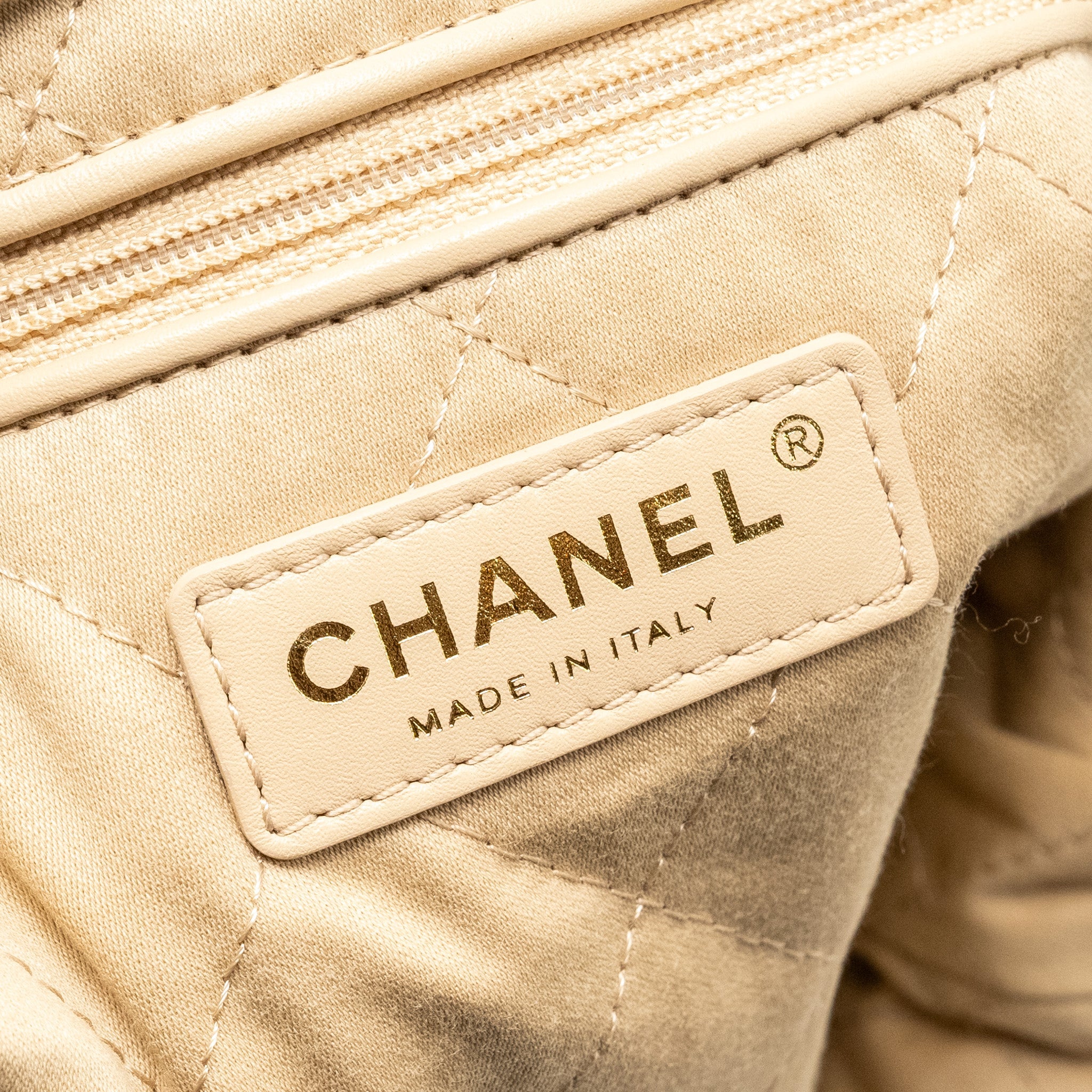 CHANEL MEDIUM 22BAG CALFSKIN WHITE GHW (MICROCHIP)