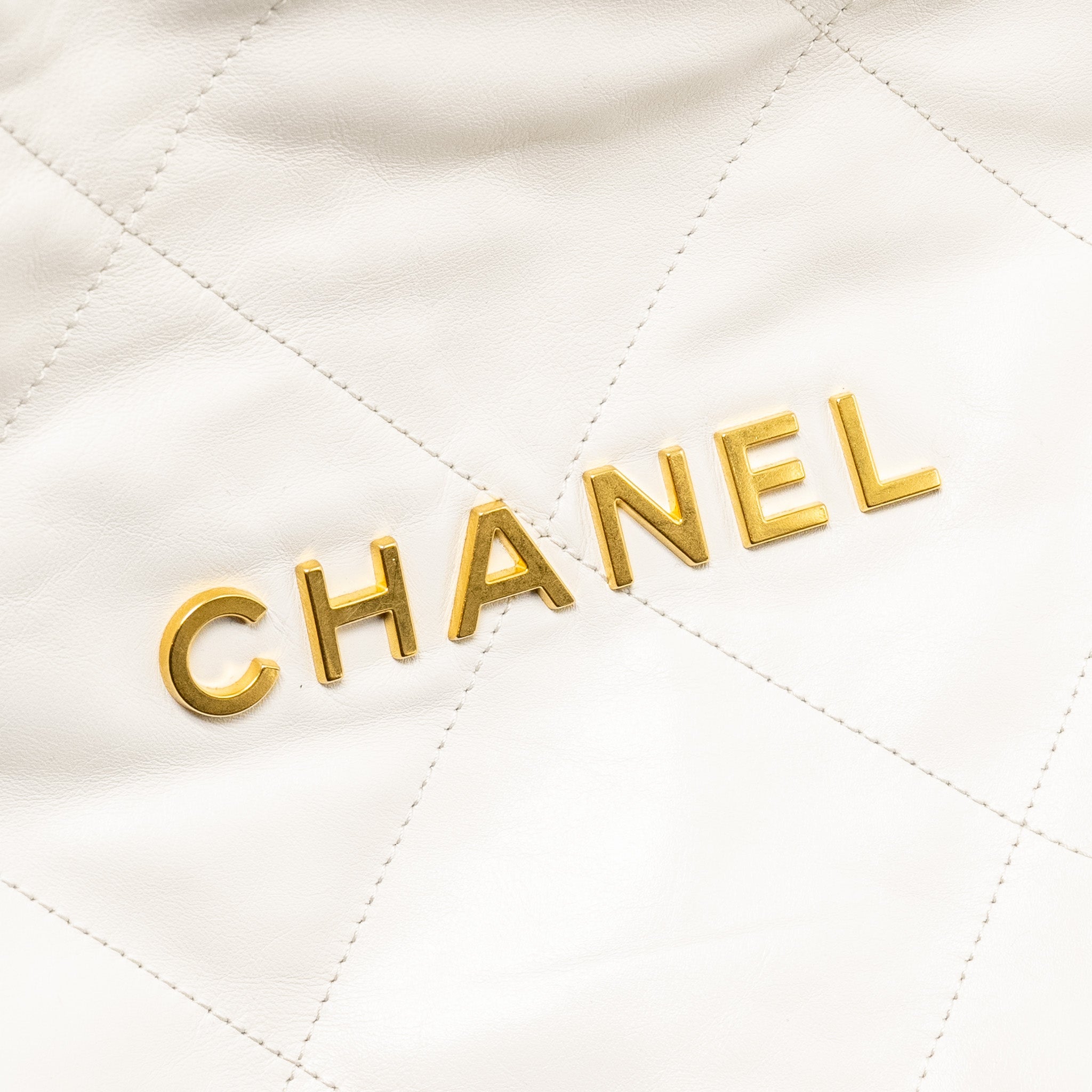 CHANEL MEDIUM 22BAG CALFSKIN WHITE GHW (MICROCHIP)