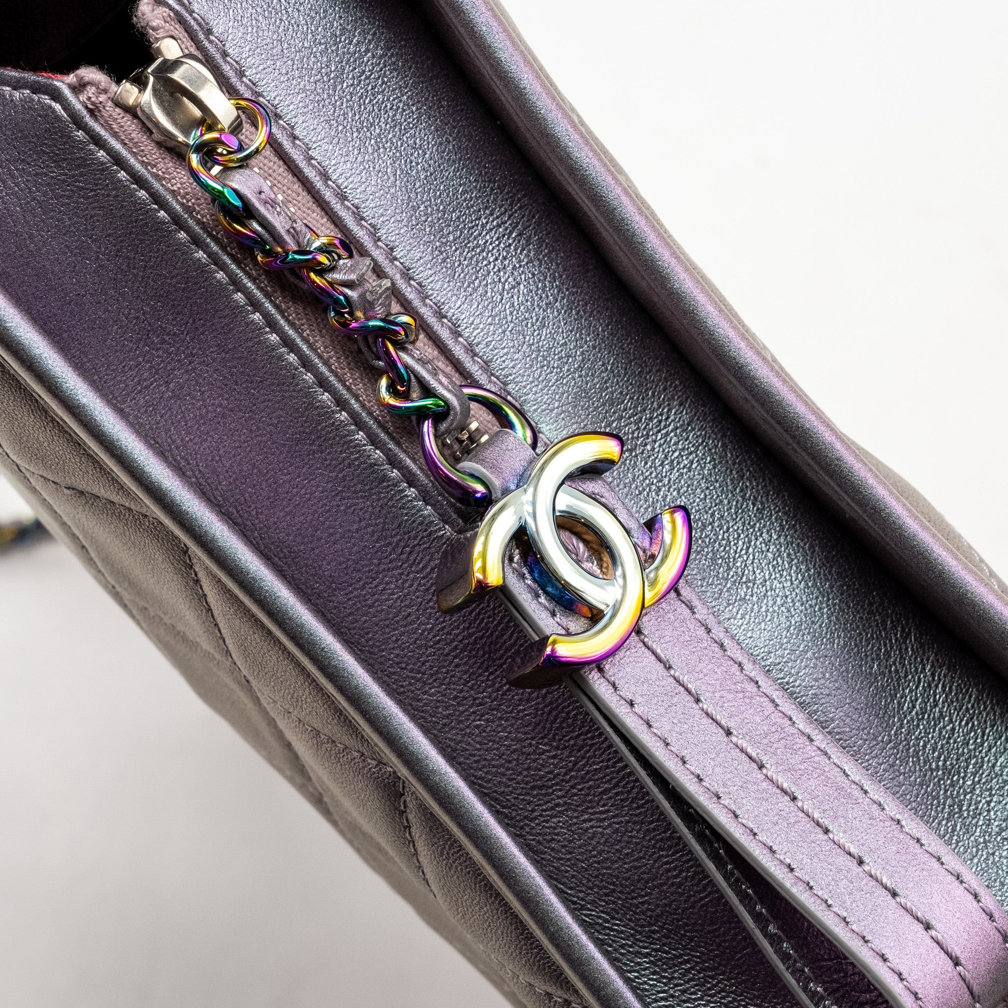 CHANEL SMALL GABRIELLE HOBO BAG CALFSKIN / LAMBSKIN IRIDESCENT LIGHT PURPLE MULTICOLOUR HARDWARE