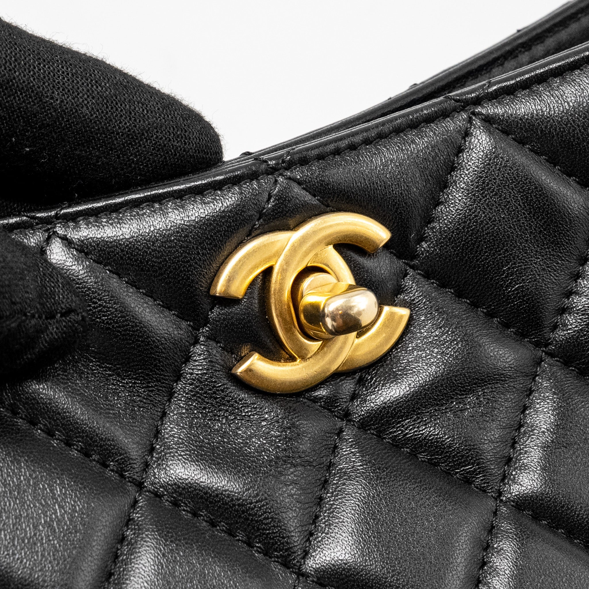 CHANEL 22B PEARL CRUSH HOBO BAG LAMBSKIN BLACK GHW (MICROCHIP)