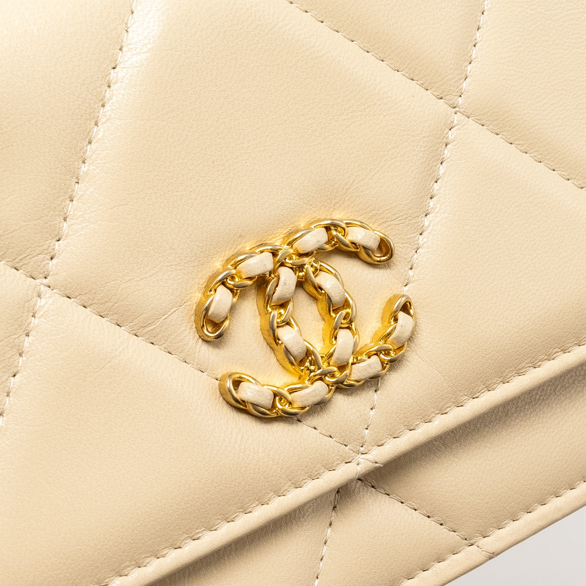 CHANEL 19 WALLET ON CHAIN LAMBSKIN LIGHT BEIGE MULTICOLOUR HARDWARE