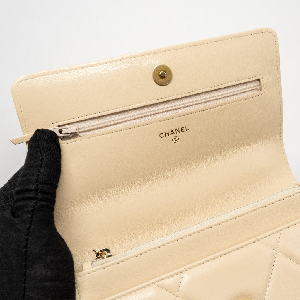CHANEL 19 WALLET ON CHAIN LAMBSKIN LIGHT BEIGE MULTICOLOUR HARDWARE