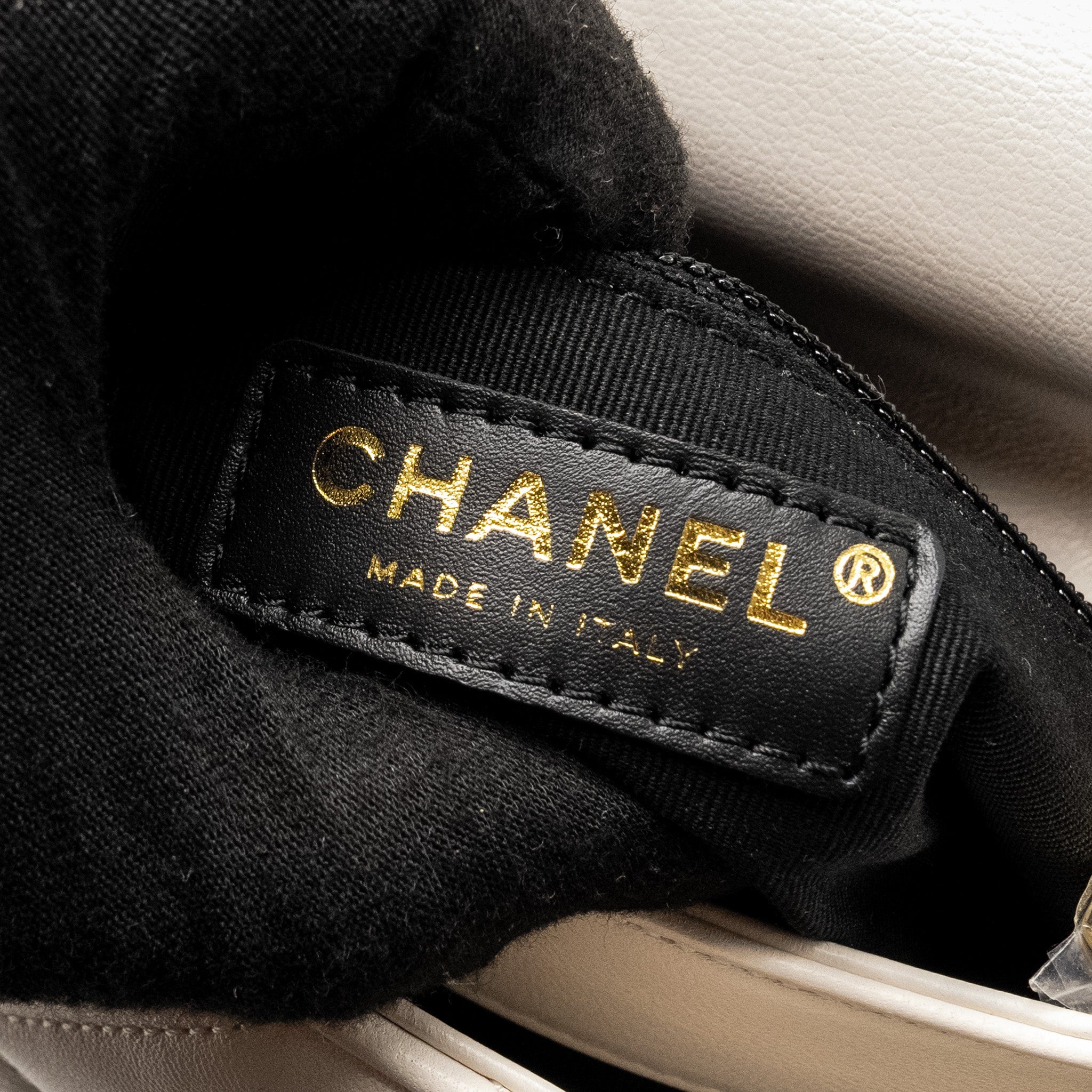 CHANEL 22B CHAIN CUSHION FLAP BAG LAMBSKIN WHITE GHW (MICROCHIP)