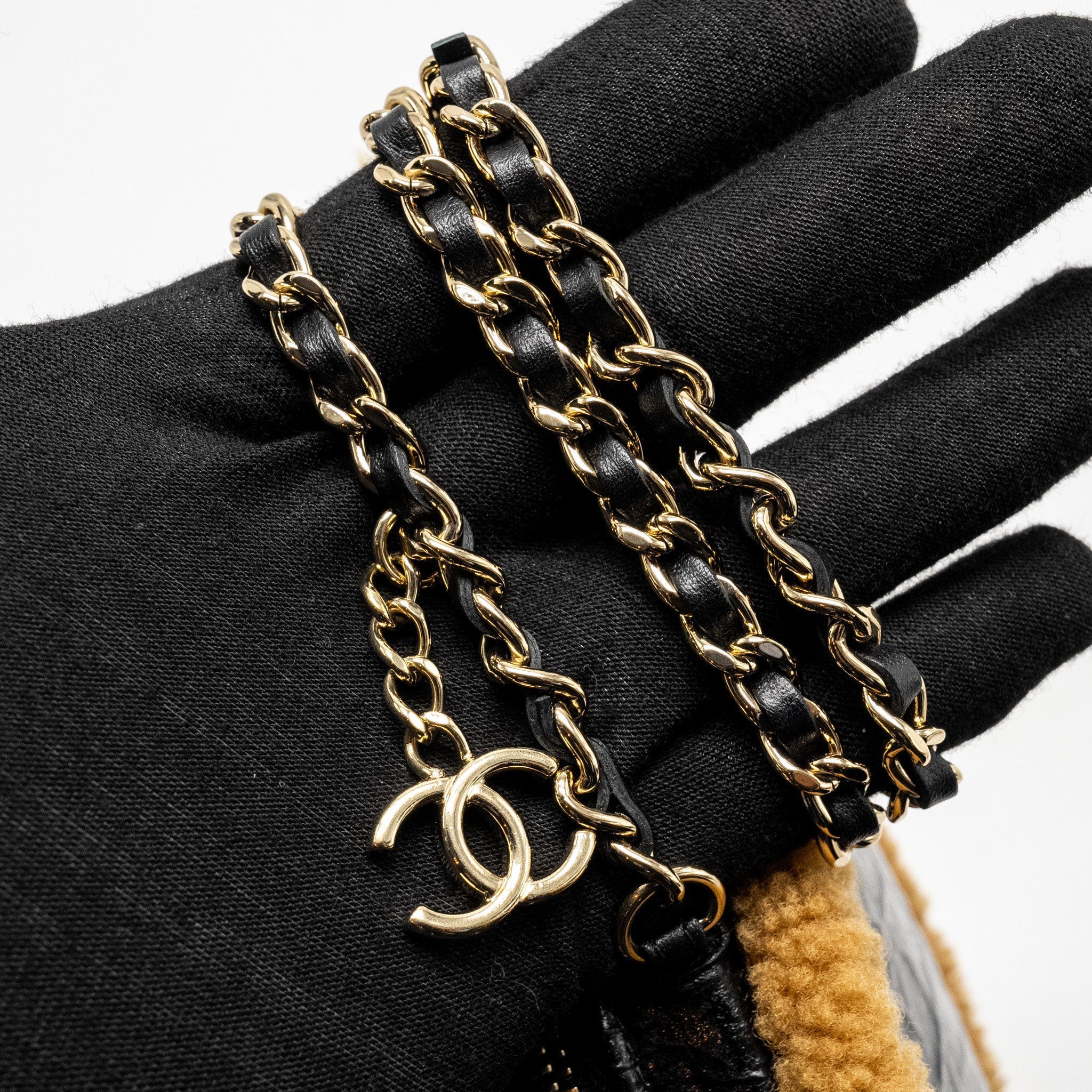 CHANEL SHEARLING CC ROUND CLUTCH WITH CHAIN SHINY CRUMPLED SHEEPSKIN BLACK/LIGHT BROWN LGHW