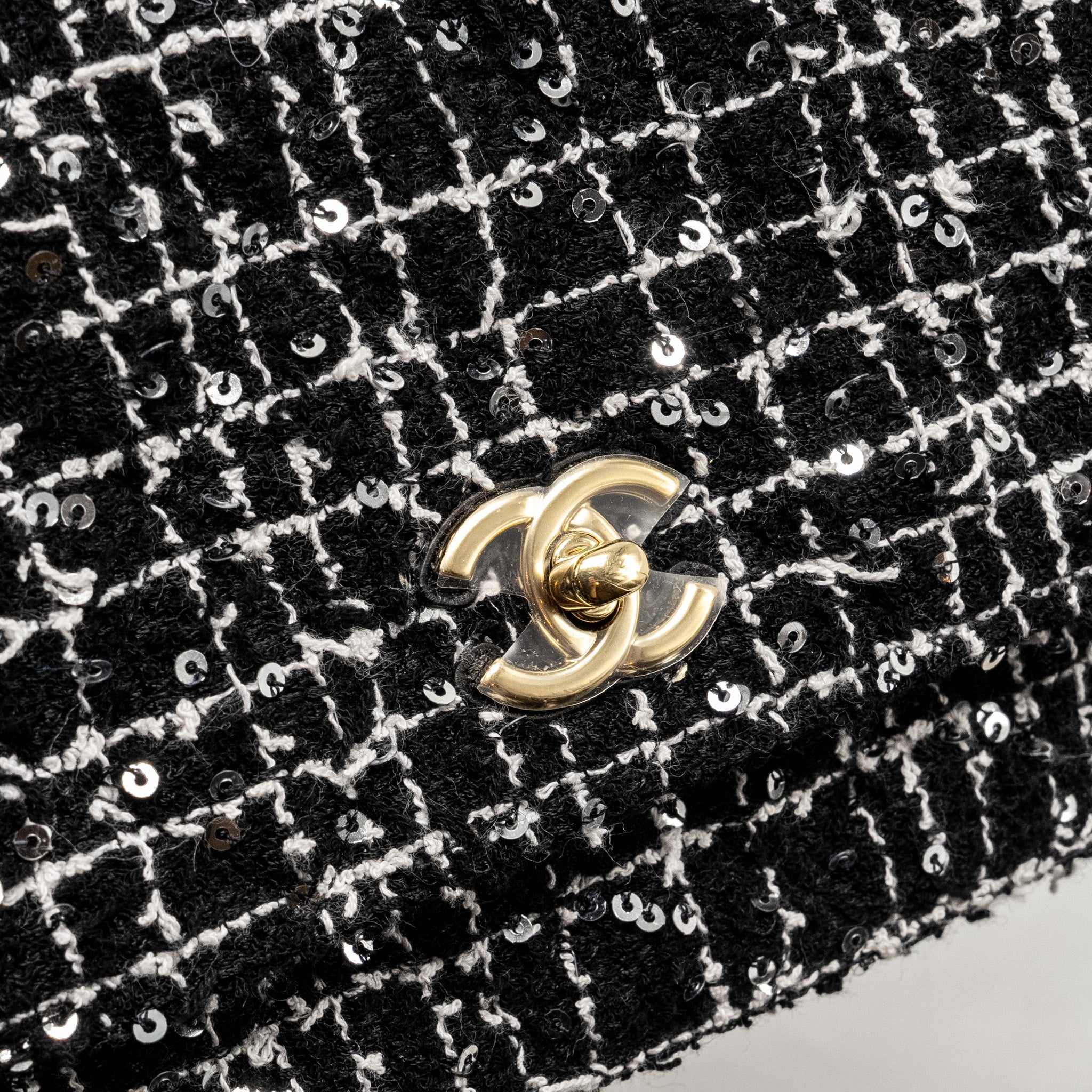 CHANEL 24P DETAIL CHAINS WALLET ON CHAIN TWEED/SEQUINS BLACK/WHITE LGHW (MICROCHIP)