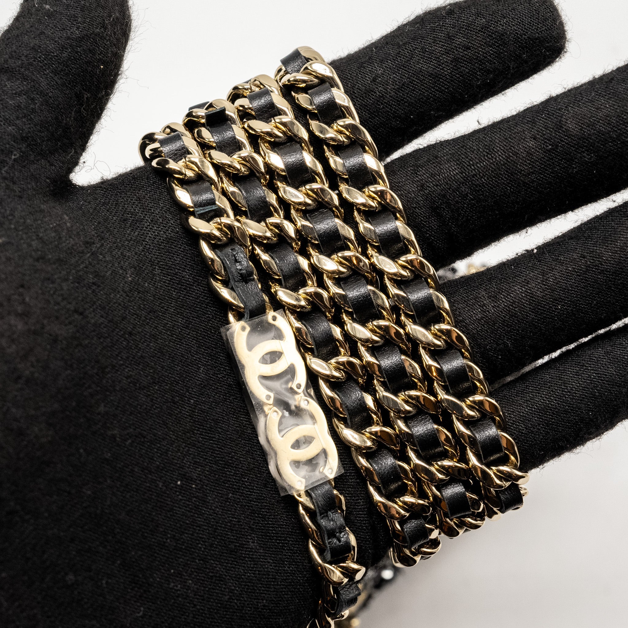 CHANEL 24P DETAIL CHAINS WALLET ON CHAIN TWEED/SEQUINS BLACK/WHITE LGHW (MICROCHIP)