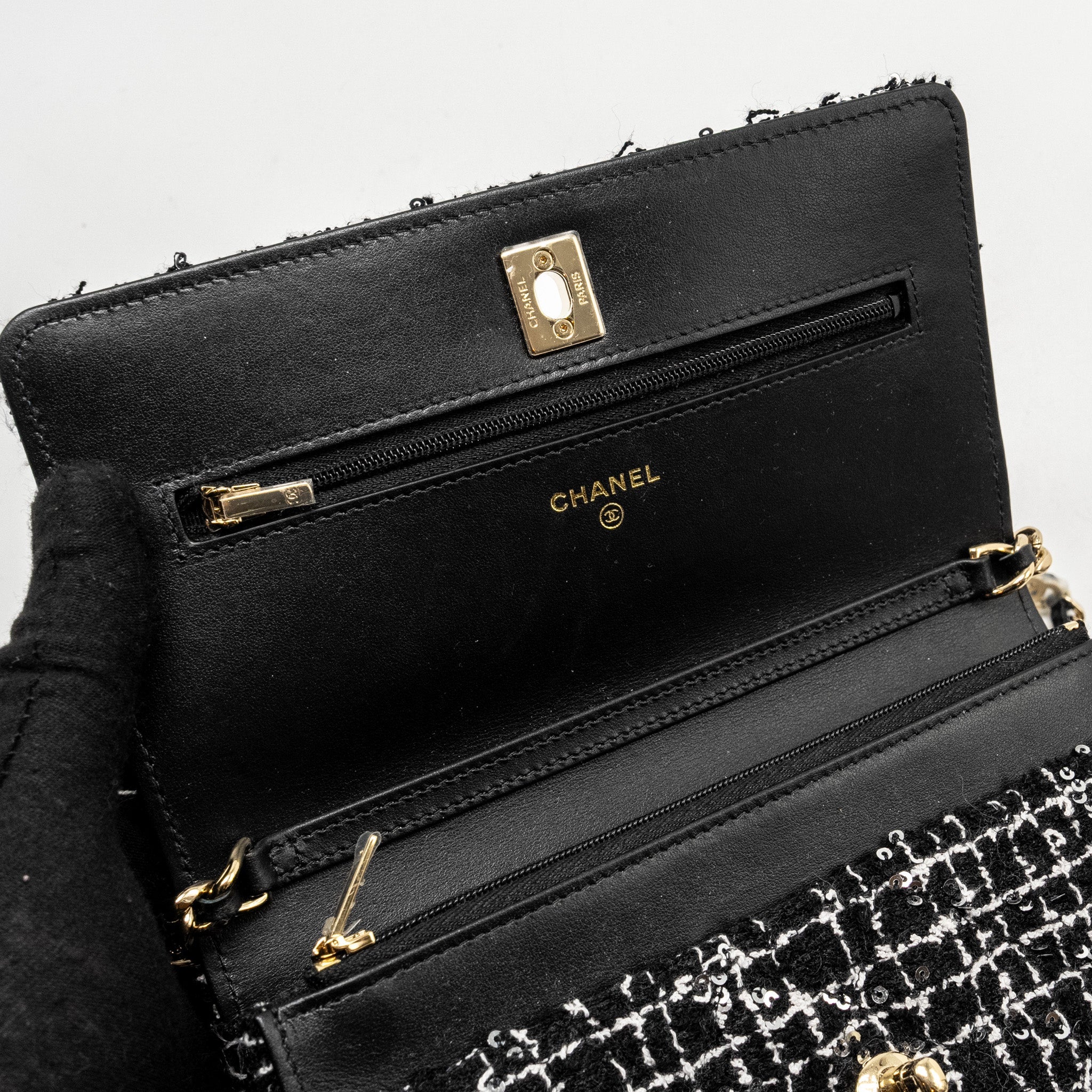 CHANEL 24P DETAIL CHAINS WALLET ON CHAIN TWEED/SEQUINS BLACK/WHITE LGHW (MICROCHIP)