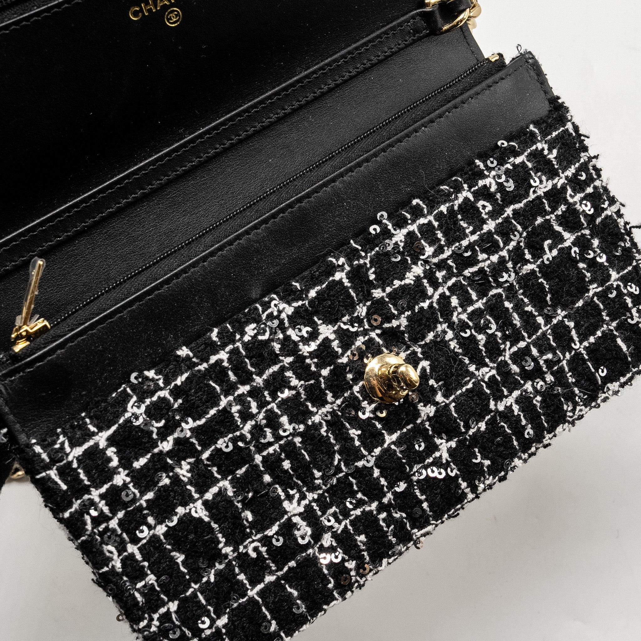 CHANEL 24P DETAIL CHAINS WALLET ON CHAIN TWEED/SEQUINS BLACK/WHITE LGHW (MICROCHIP)