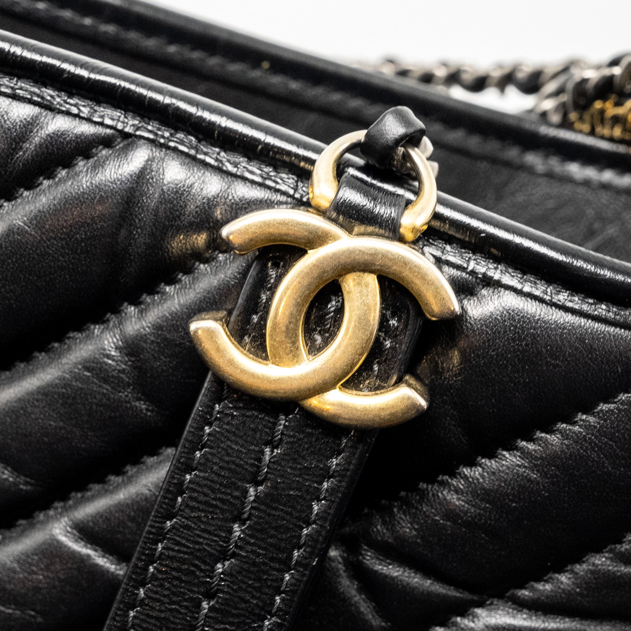 CHANEL SMALL CHEVRON GABRIELLE HOBO BAG CALFSKIN BLACK MULTICOLOUR HARDWARE