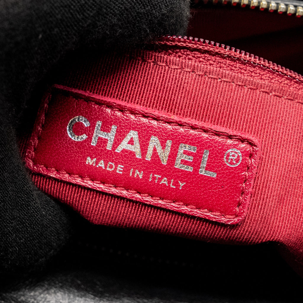 CHANEL SMALL CHEVRON GABRIELLE HOBO BAG CALFSKIN BLACK MULTICOLOUR HARDWARE