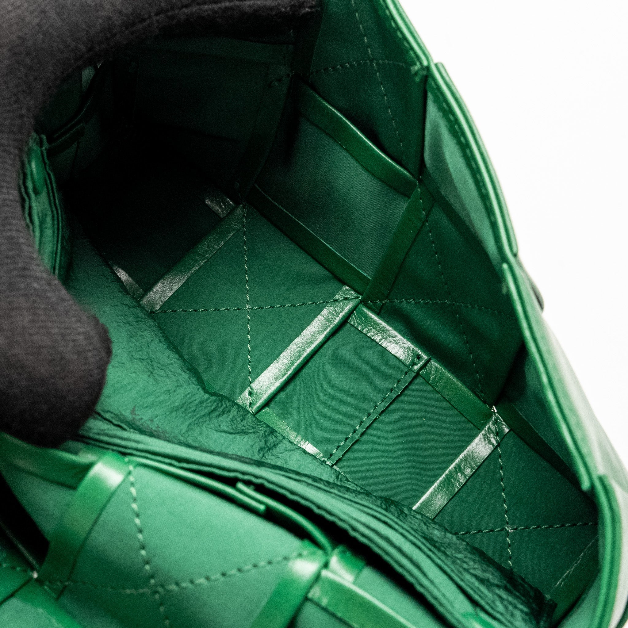 BOTTEGA VENETA CASSETTE BELT BAG CALFSKIN GREEN SHW