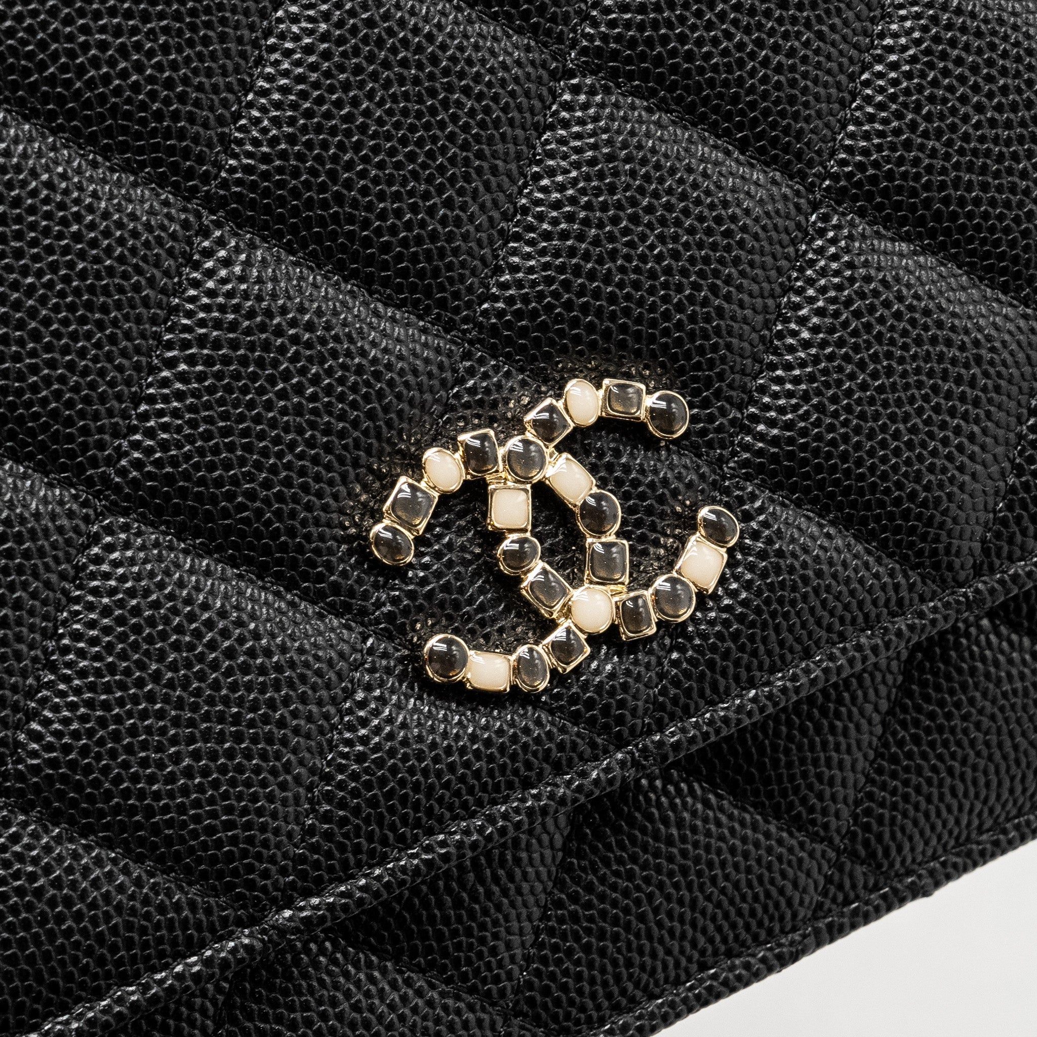 CHANEL DETAILED CC LOGO WALLET ON CHAIN CAVIAR BLACK LGHW (MICROCHIP)