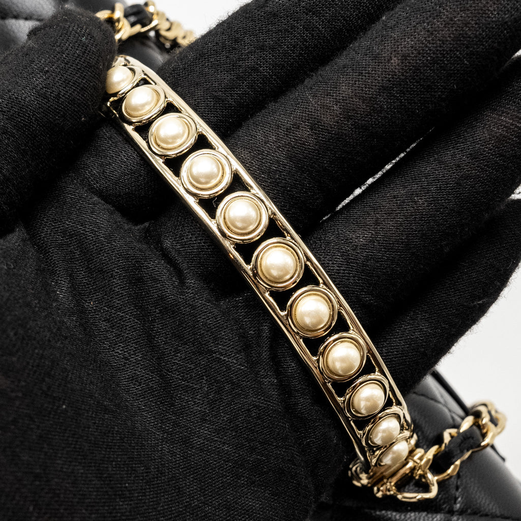 CHANEL PEARL DETAILED TOP HANDEL WALLET ON CHAIN LAMBSKIN BLACK LGHW (MICROCHIP)