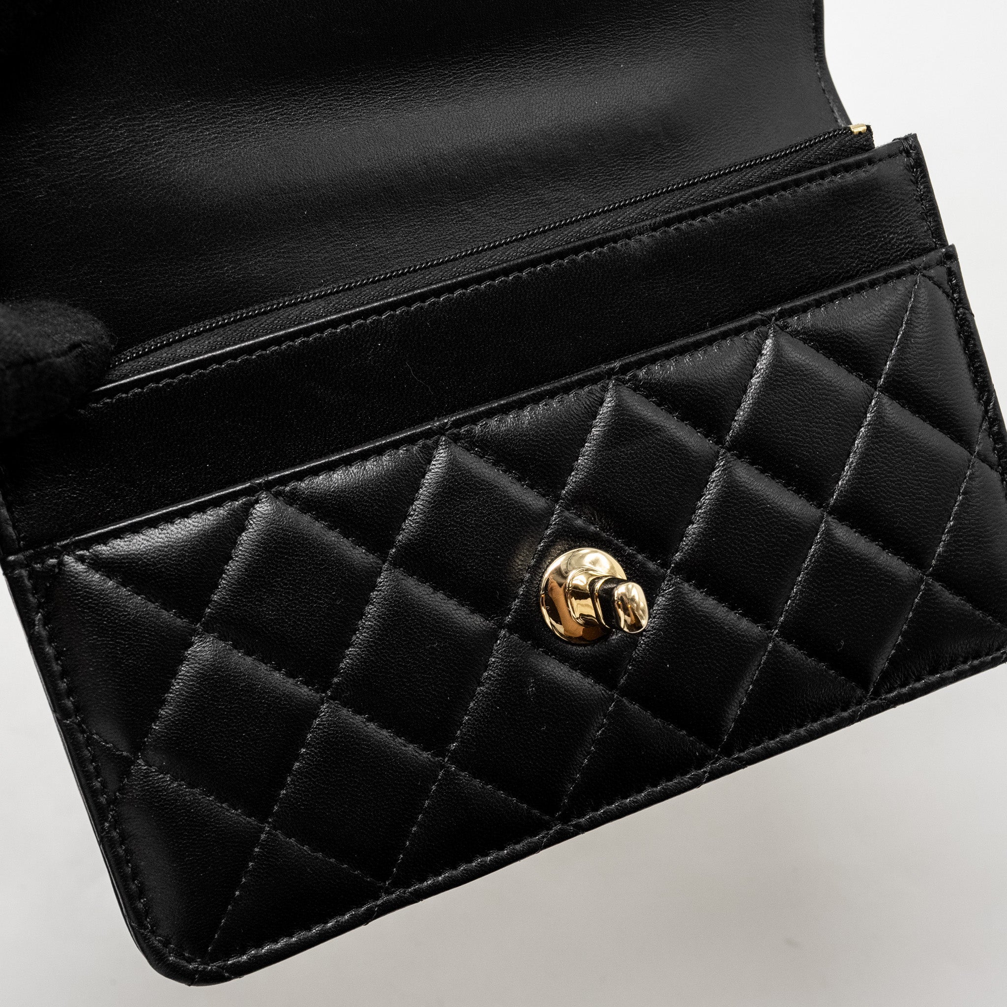 CHANEL PEARL DETAILED TOP HANDEL WALLET ON CHAIN LAMBSKIN BLACK LGHW (MICROCHIP)