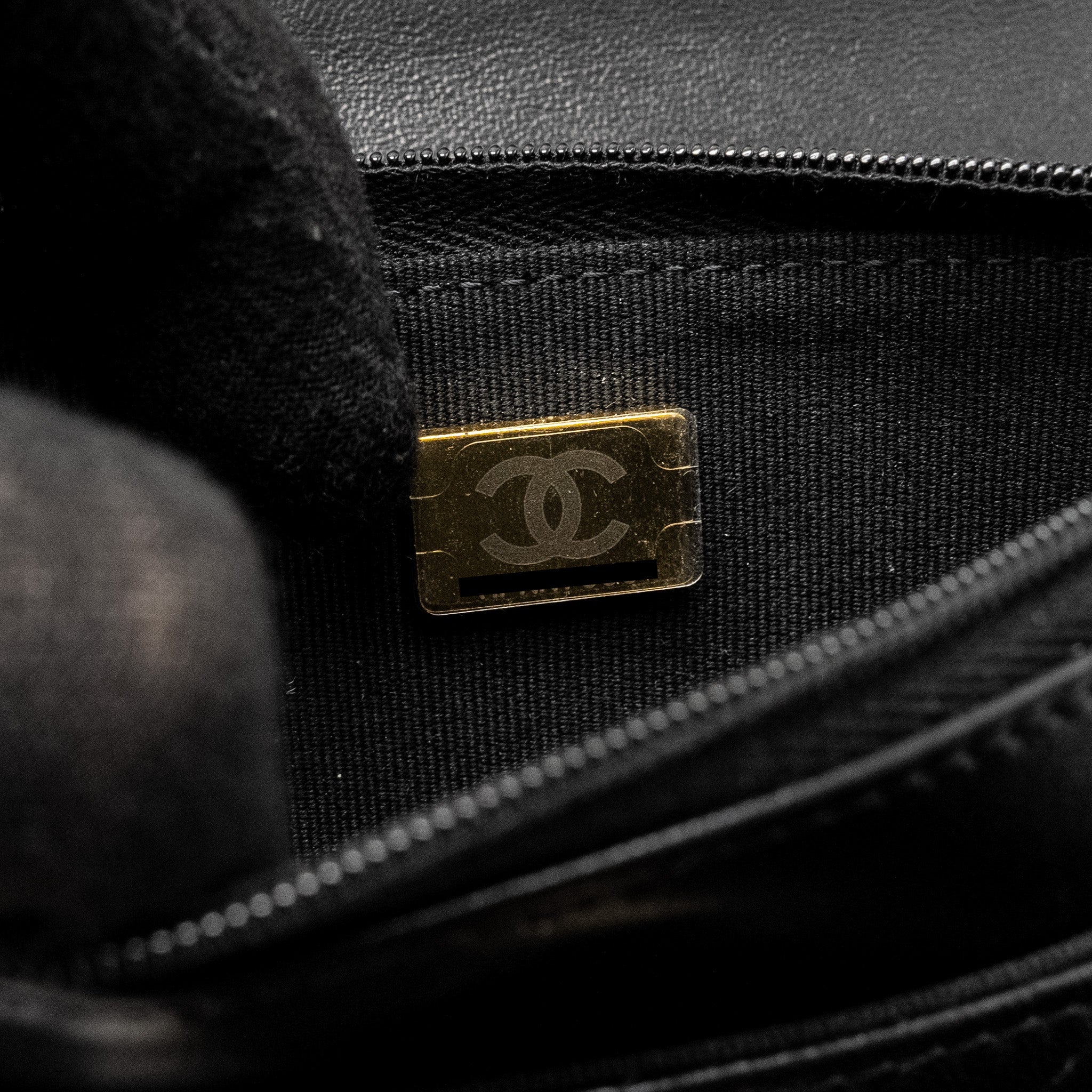 CHANEL PEARL DETAILED TOP HANDEL WALLET ON CHAIN LAMBSKIN BLACK LGHW (MICROCHIP)